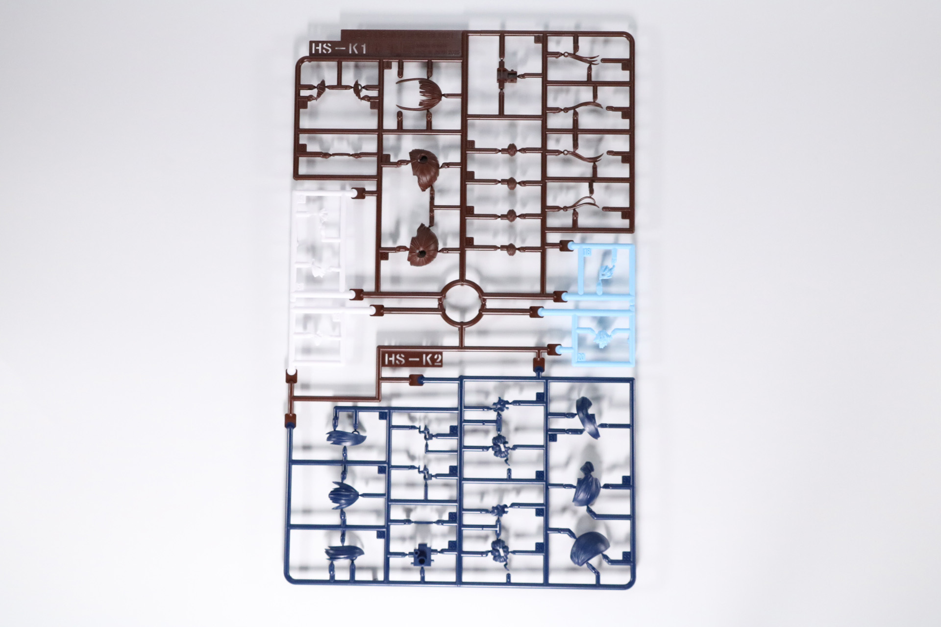 HS-K1/HS-K2ランナー。多色成型でそれぞれのヘアスタイルパーツが入っている