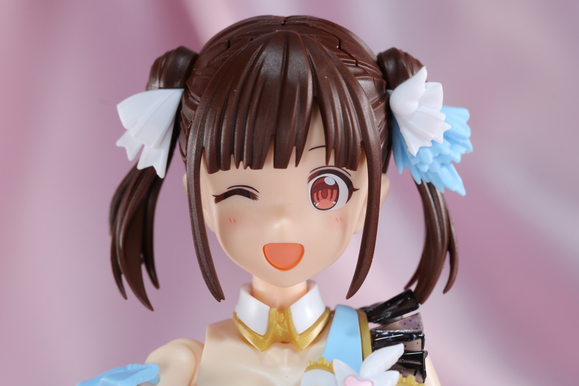 可愛らしくウインクする表情