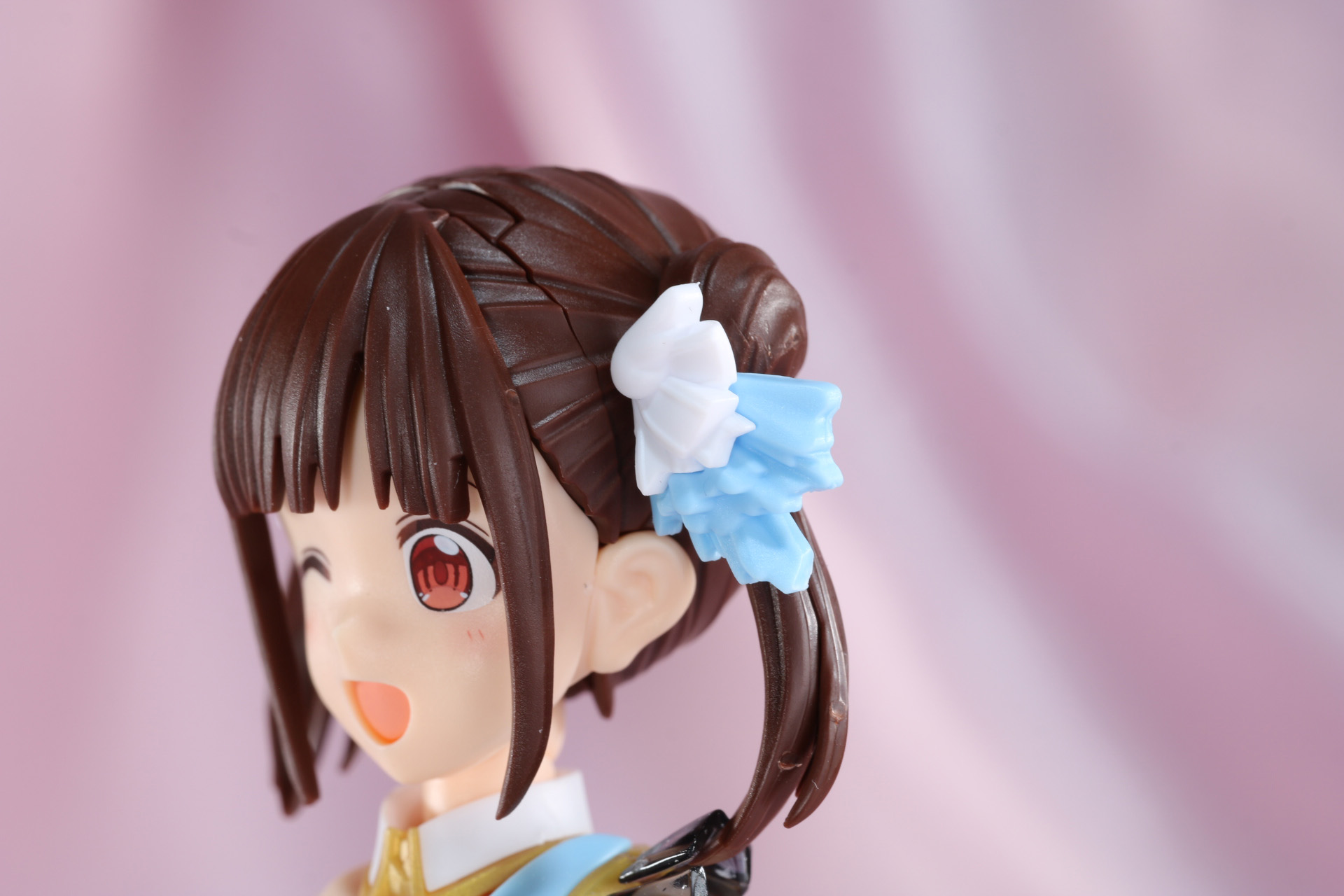 お団子ツインテールにはそれぞれ髪飾りがあしらわれている