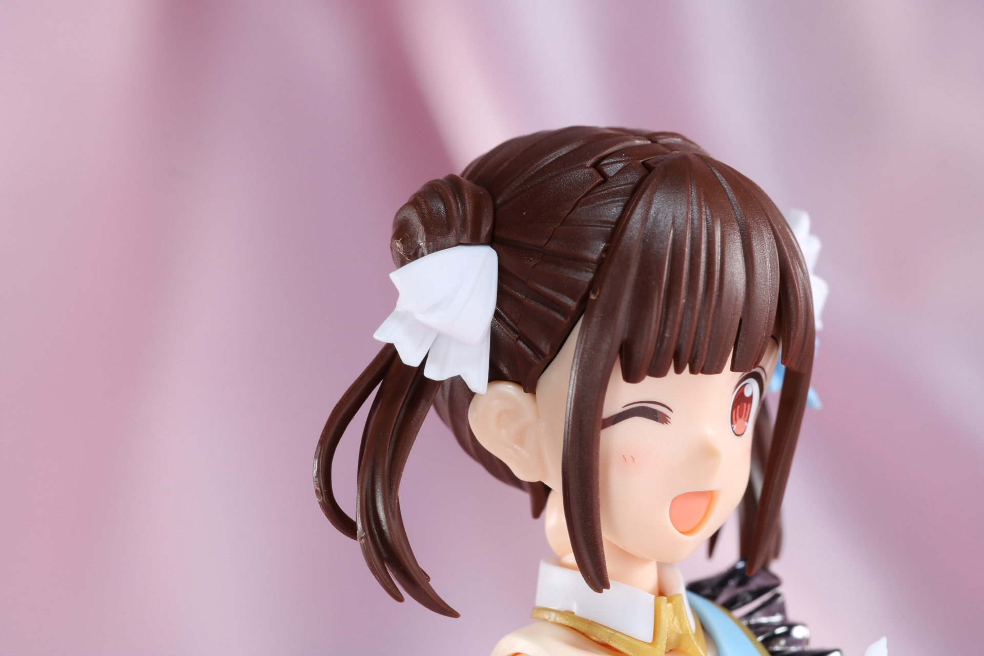 後頭部は左右に結わえる髪の流れが造形されている