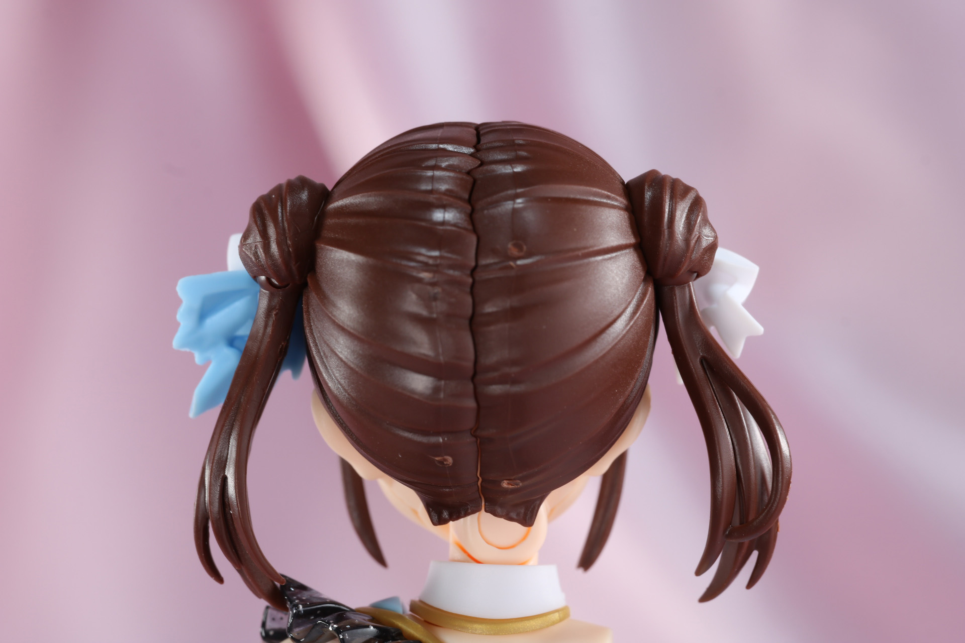 後頭部は左右に結わえる髪の流れが造形されている