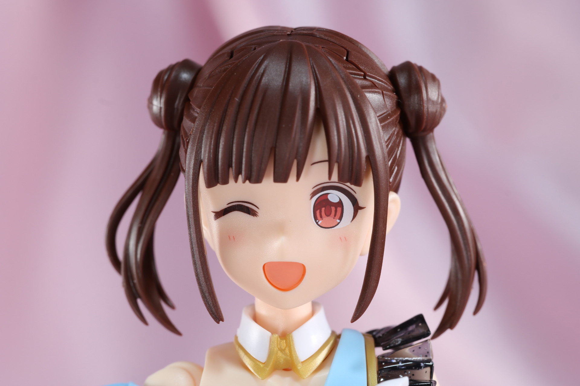 髪飾りなしのヘアスタイルにすることもできる