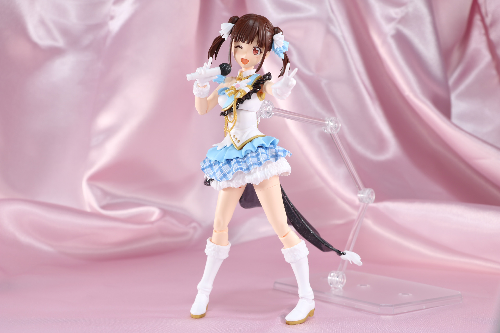 マイクを手にパフォーマンス