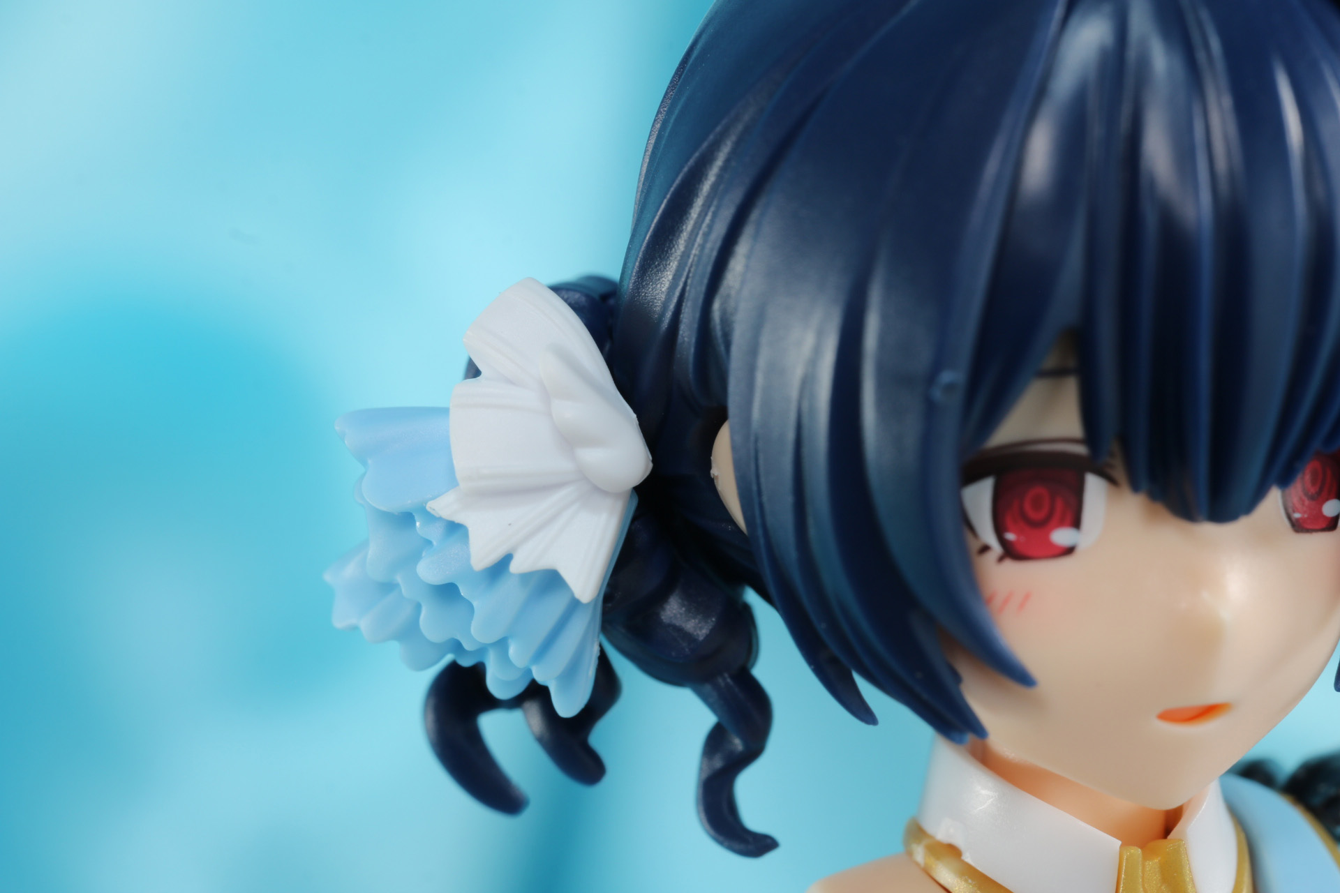 サイドにまとめたヘアスタイルで髪飾りも細かく造形