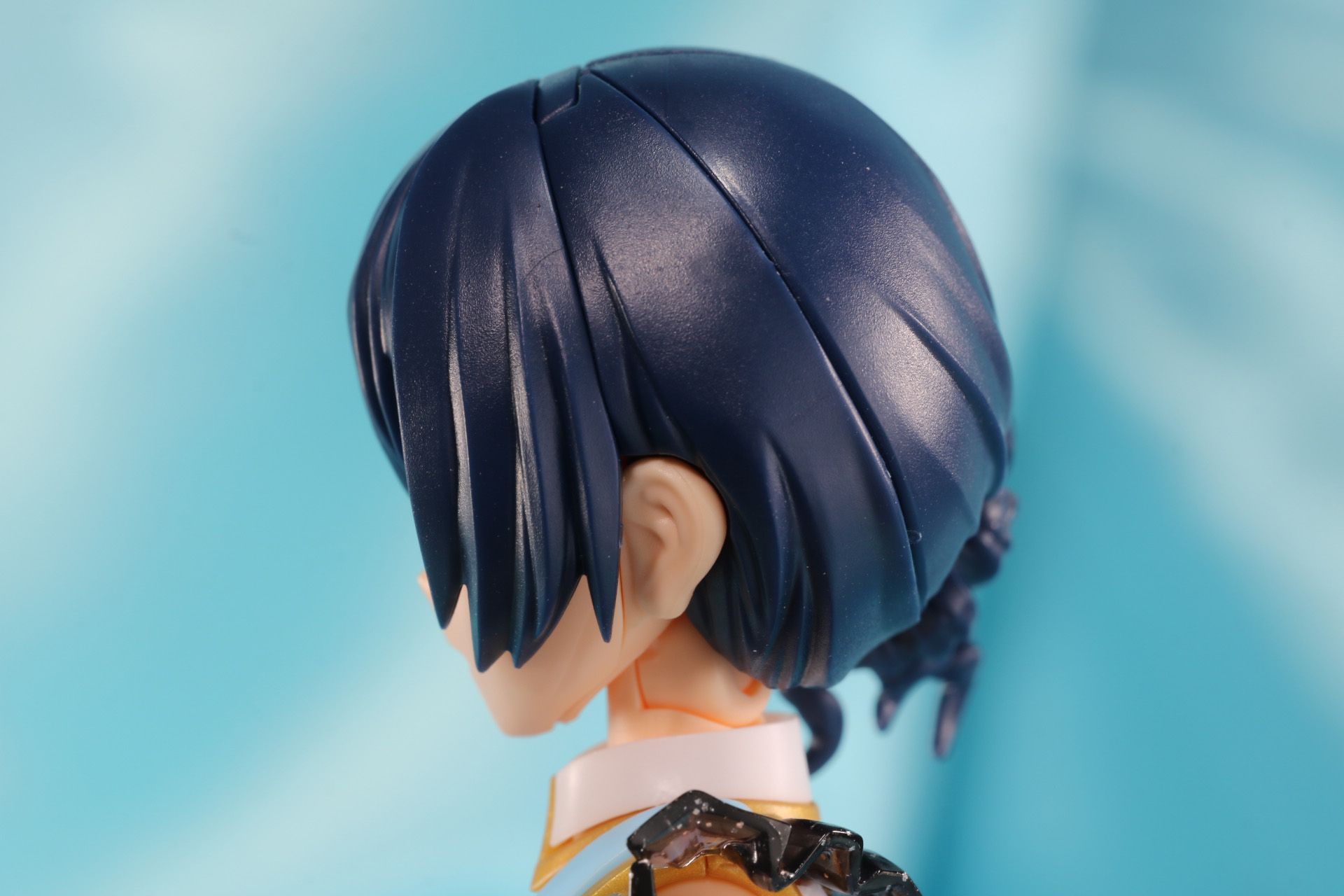 左サイドから流している髪も造形されている