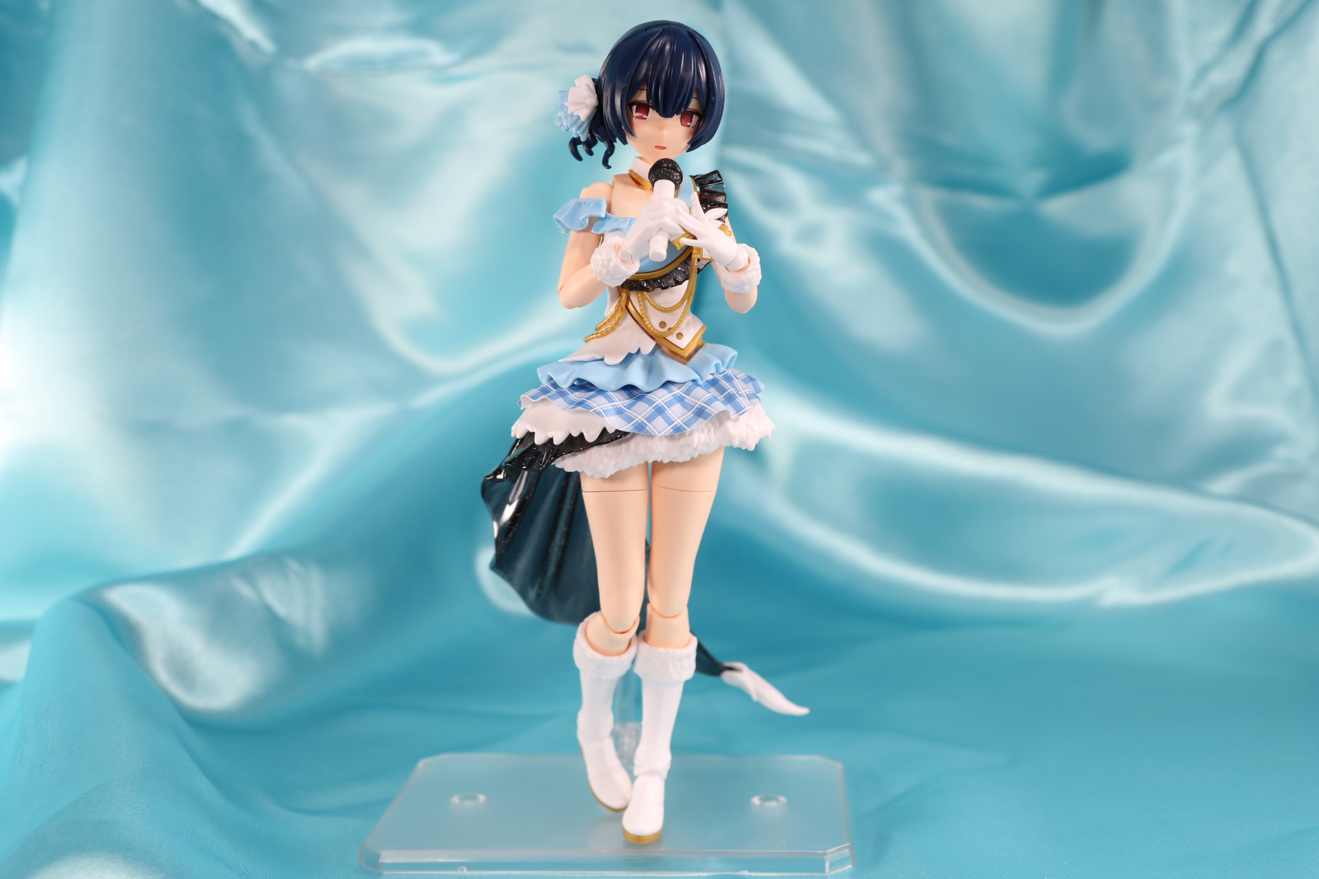 マイクを手にしたポーズ