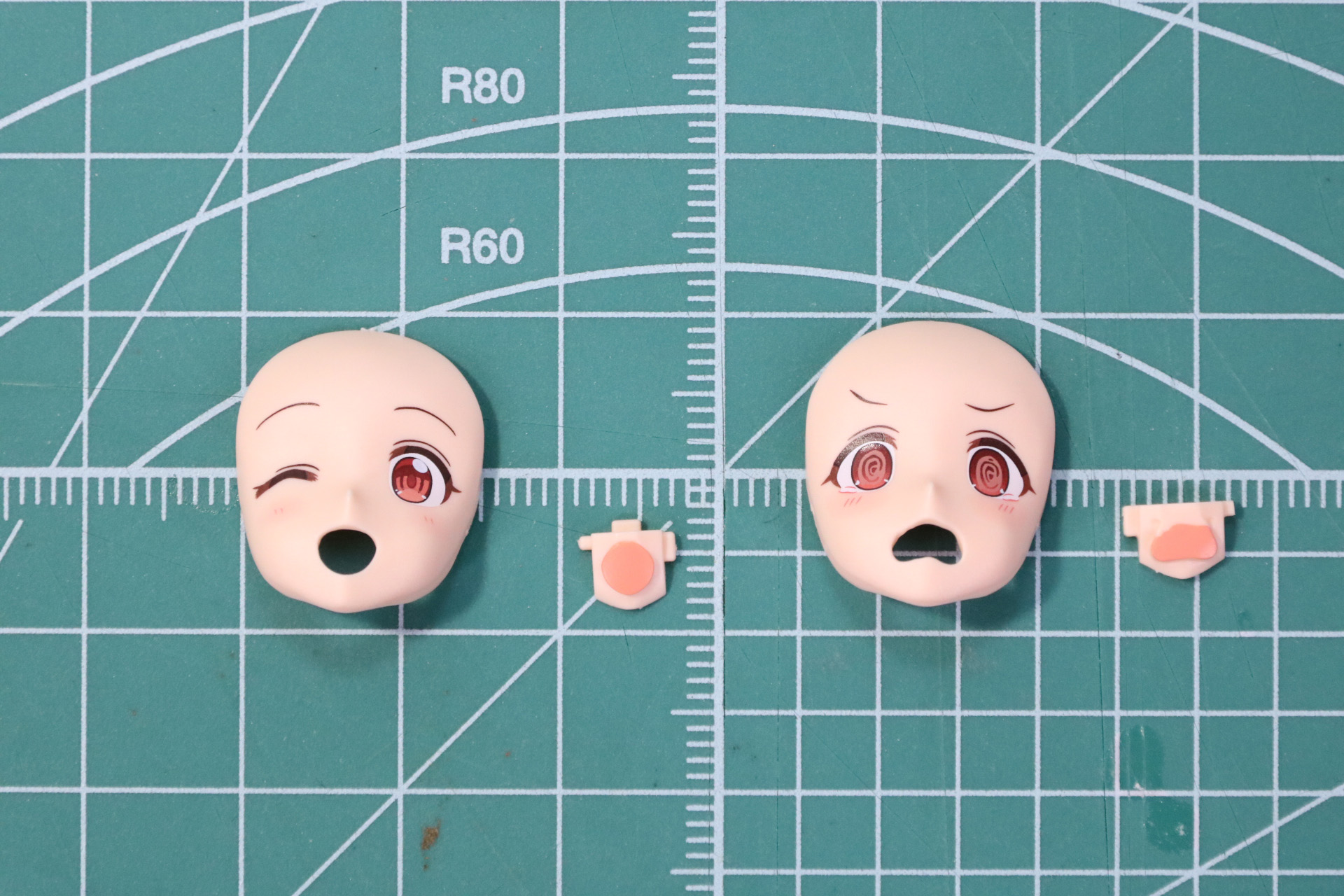 園田智代子のフェイスパーツ。愛嬌満点のウインク顔（左）と目を回す困惑、焦り顔（右）の2種が完成