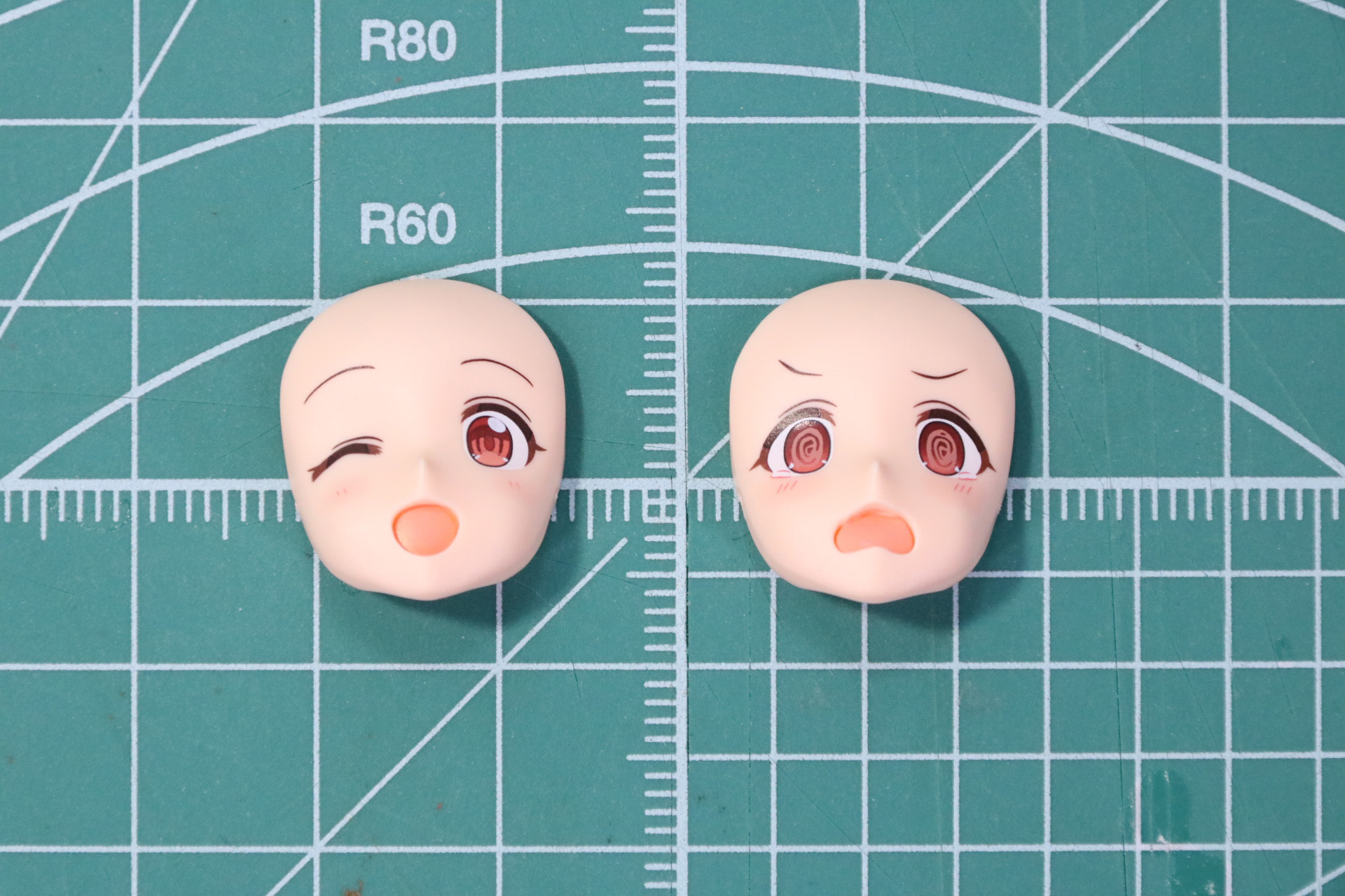 園田智代子のフェイスパーツ。愛嬌満点のウインク顔（左）と目を回す困惑、焦り顔（右）の2種が完成