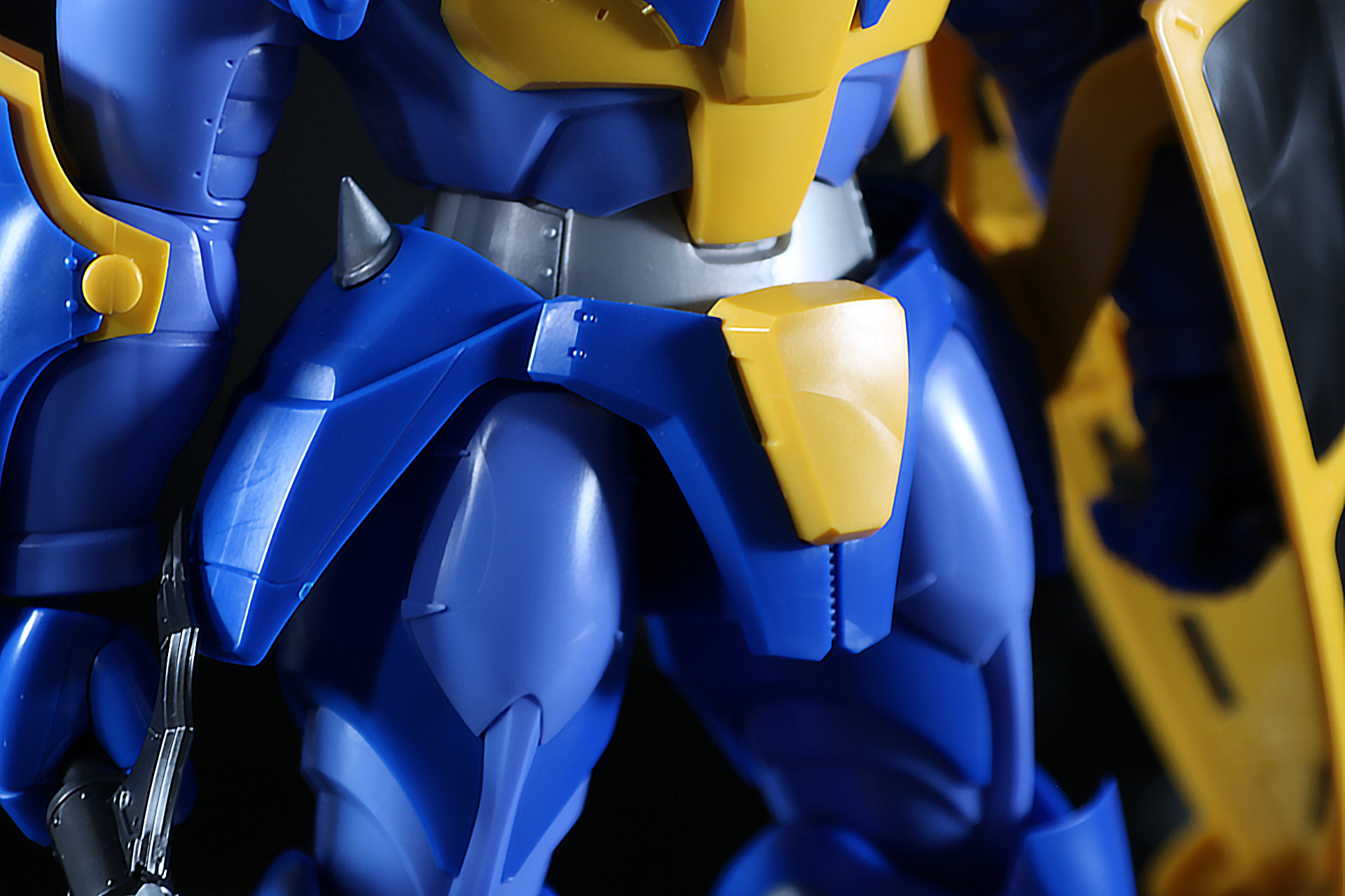 腰回り。細かなリベットモールドの造形なども施されている