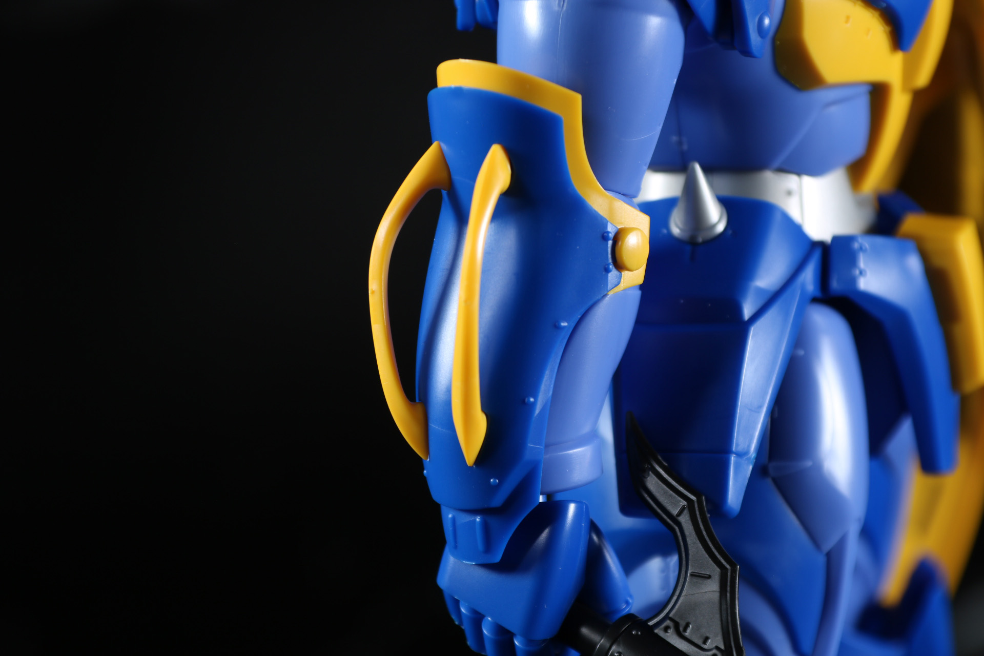 右腕部。手甲部には張り出したパーツ造形が施されている