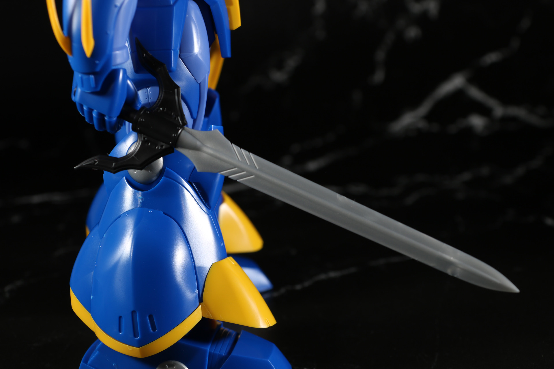 回転剣。劇中のデザインが再現されており、劇中同様に鍔部分から回転する可動が仕込まれている