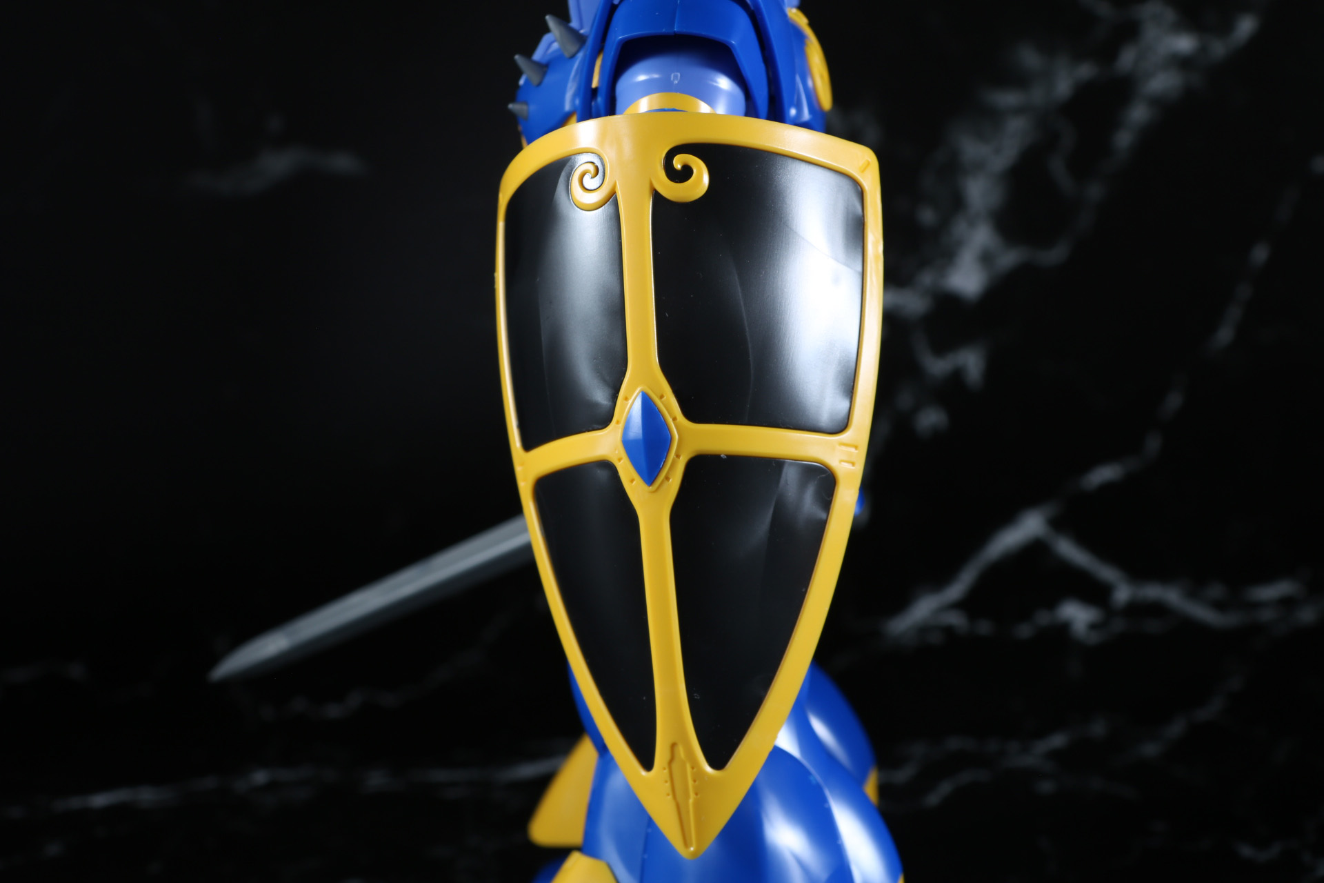 シールドは、三角型のヒーター・シールド的なデザインで半身を覆う大きさとなっている