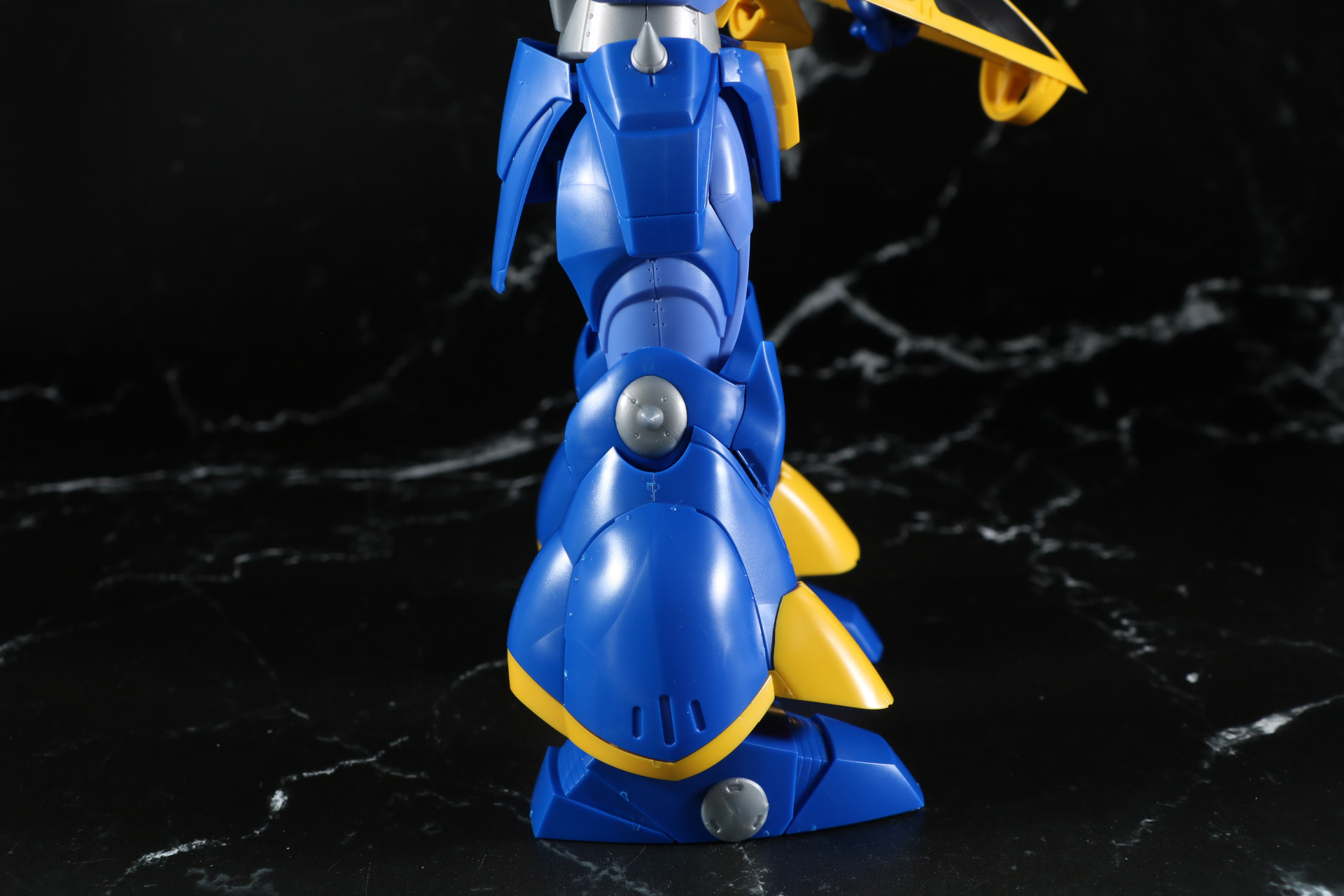 足裏にはローラーダッシュ機構の造形が再現されている