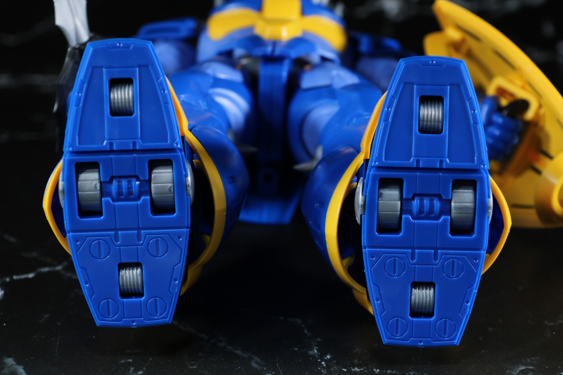 足裏にはローラーダッシュ機構の造形が再現されている