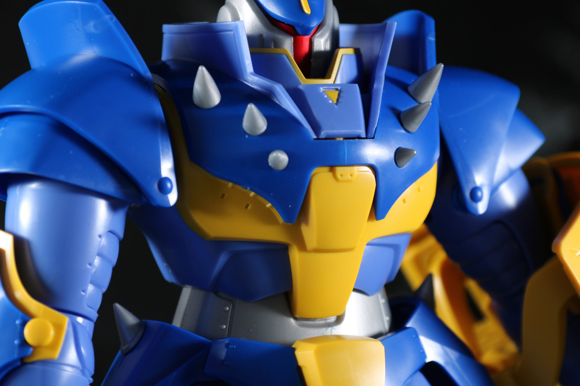 腰回り。細かなリベットモールドの造形なども施されている