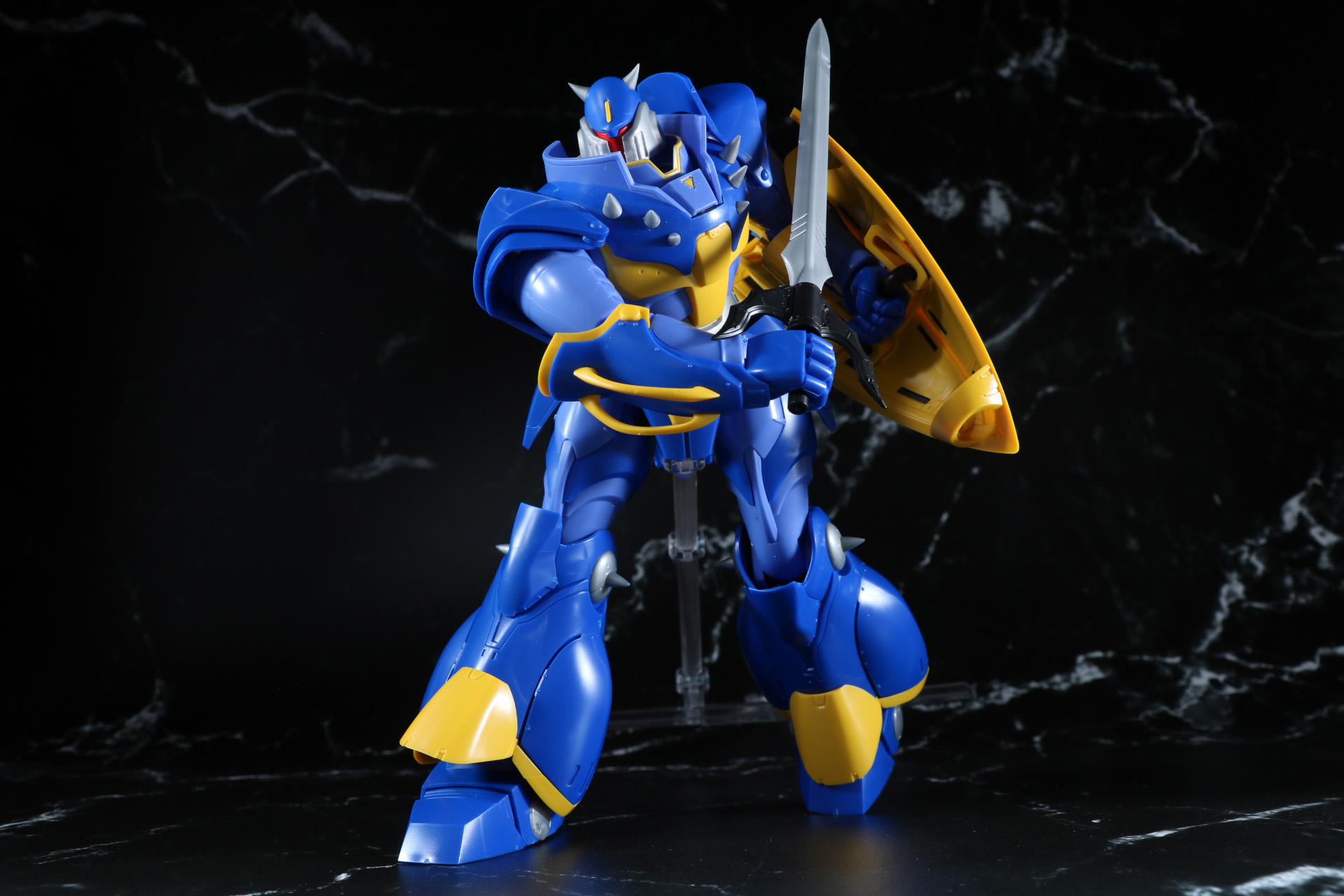 腰だめに回転剣を構える