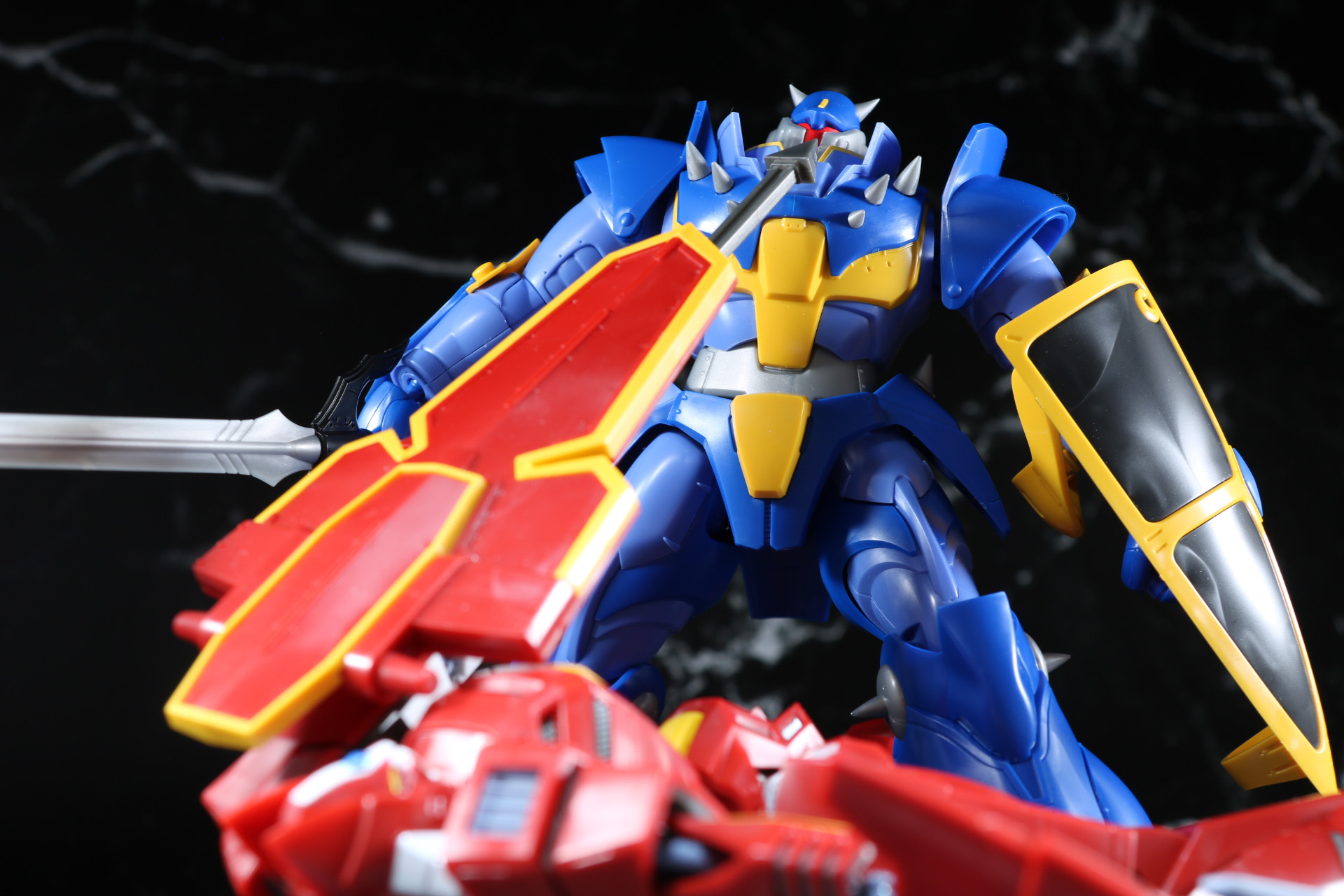 体勢を崩したガリアンだが、シールドのパイルバンカーが炸裂