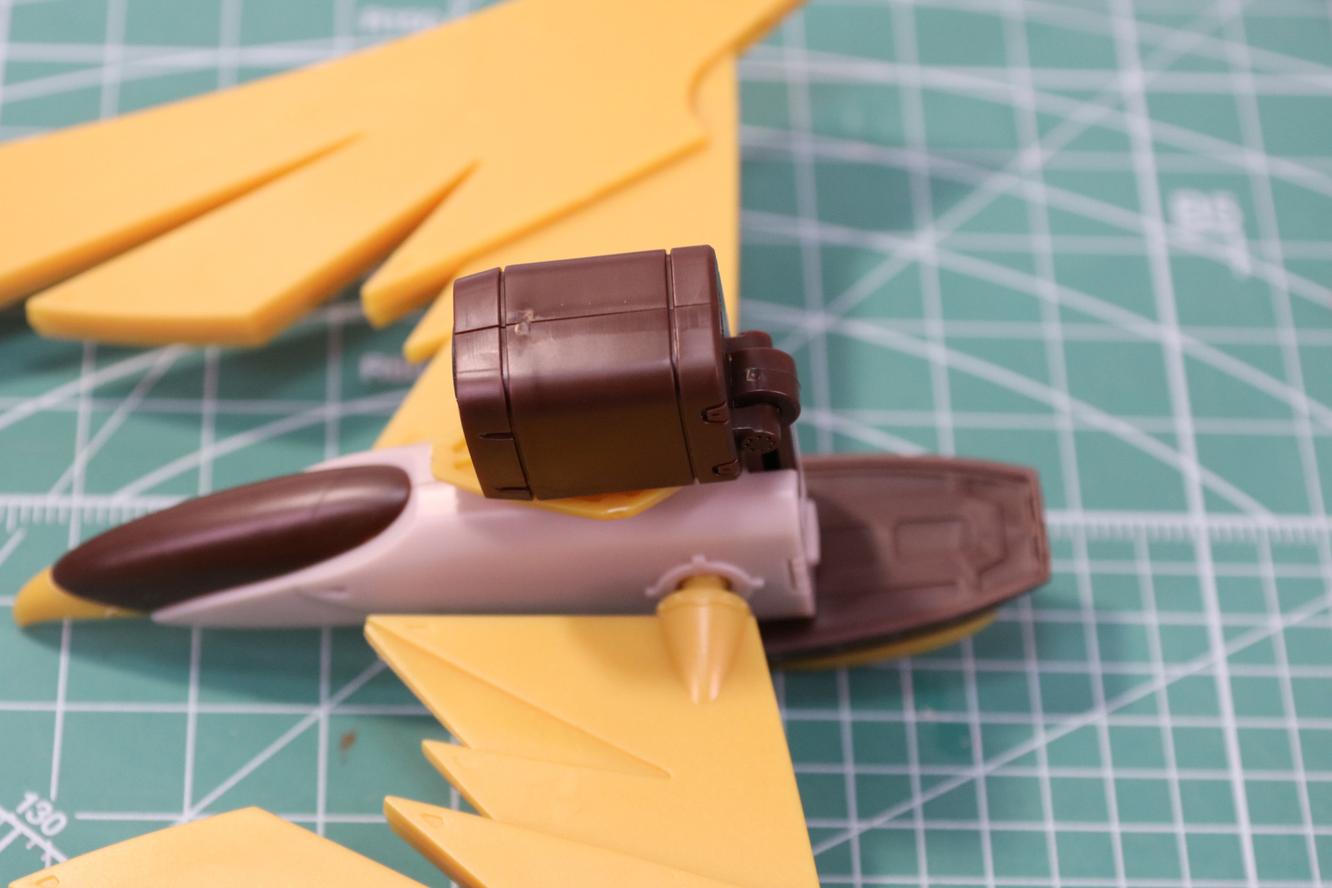 胴体後部を折り畳む