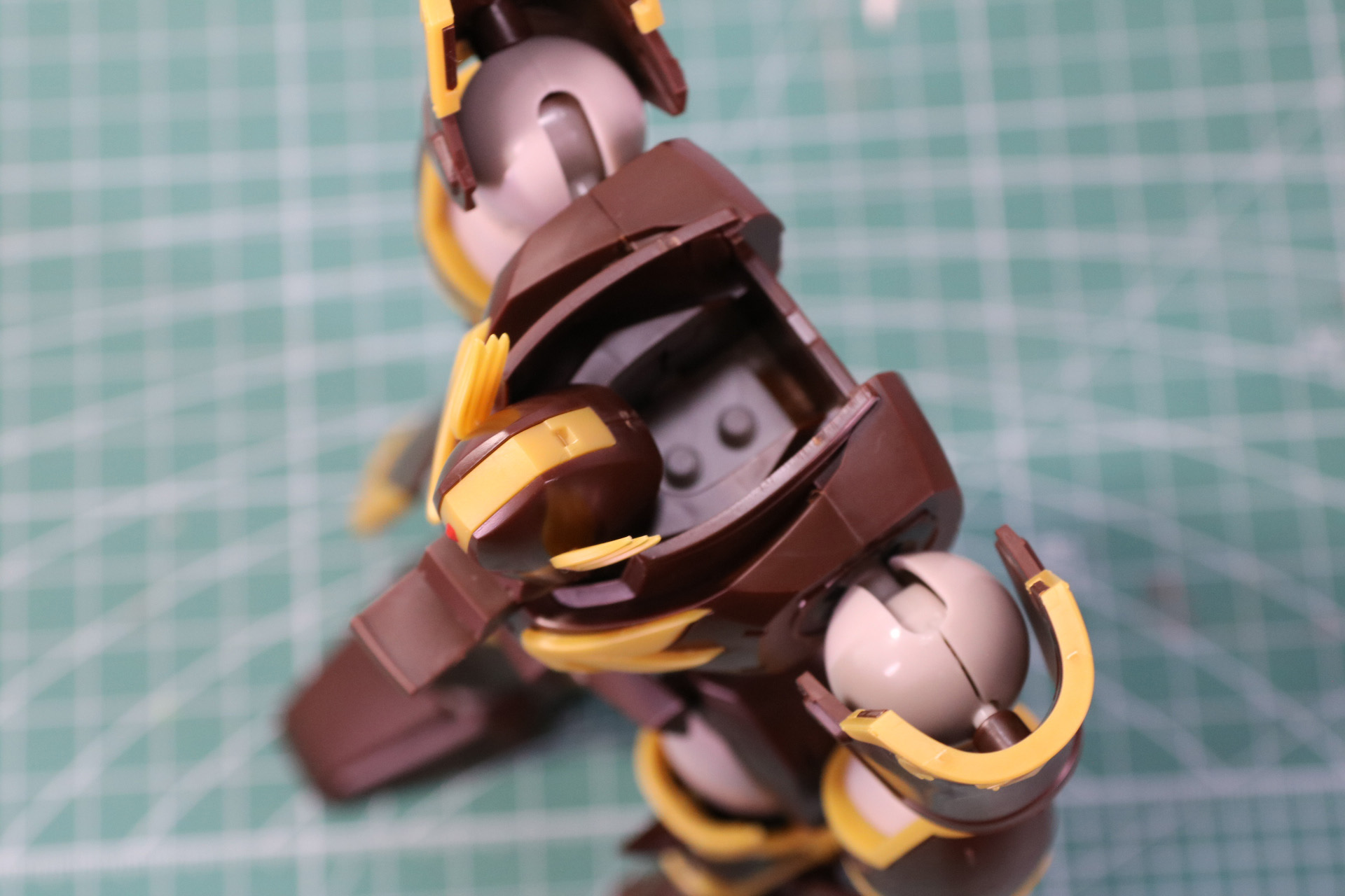 本体の首部分をスライド