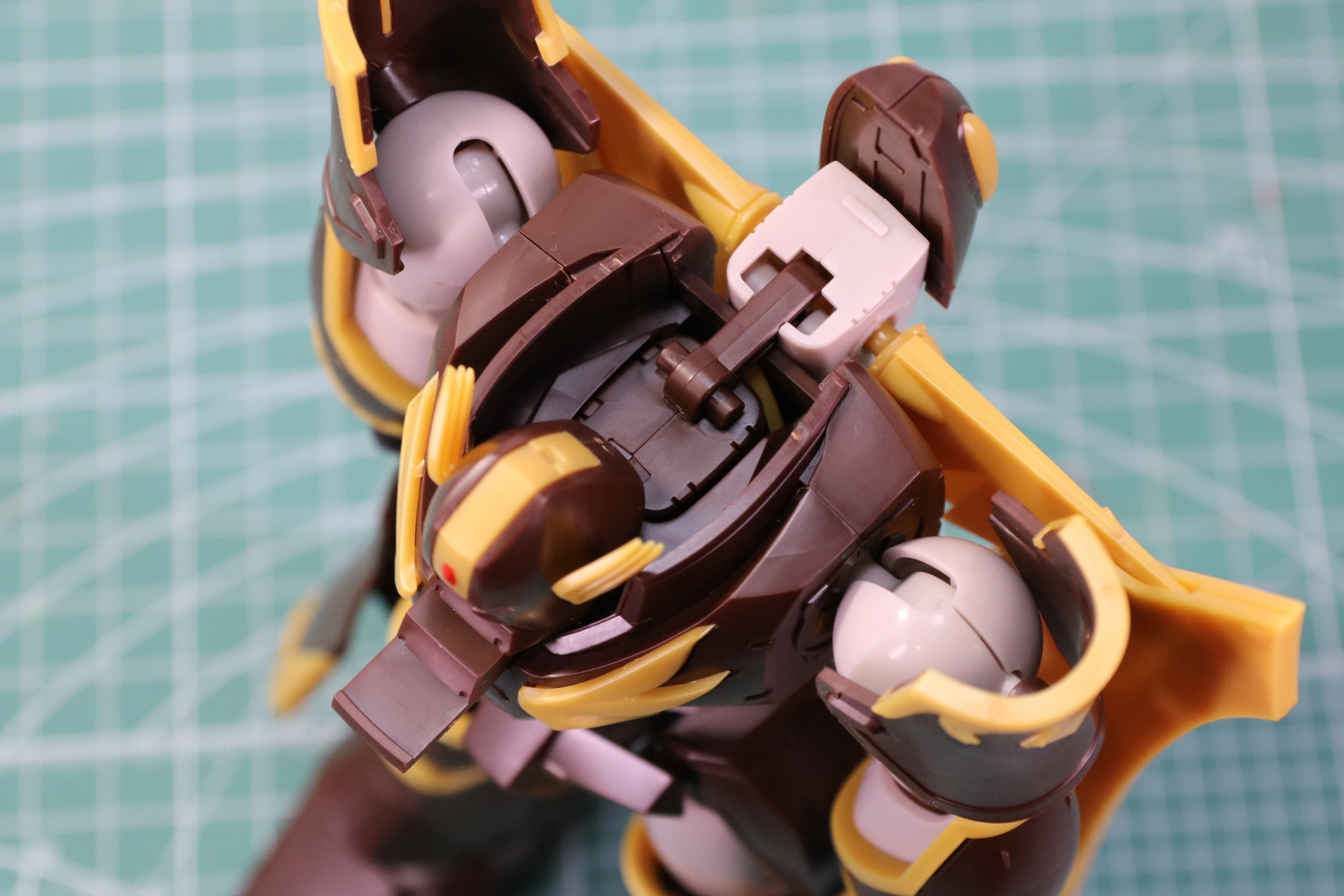 鉄鷲機の後部を差し込む。内側に凸パーツがあるので、差し込むことでしっかりと固定。首元のスライドを戻す