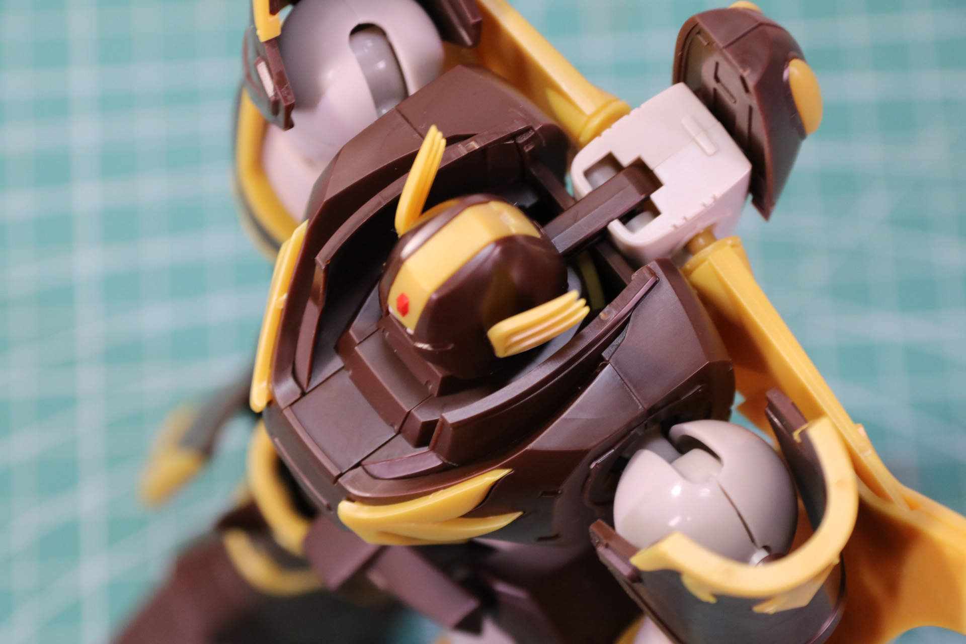 鉄鷲機の後部を差し込む。内側に凸パーツがあるので、差し込むことでしっかりと固定。首元のスライドを戻す