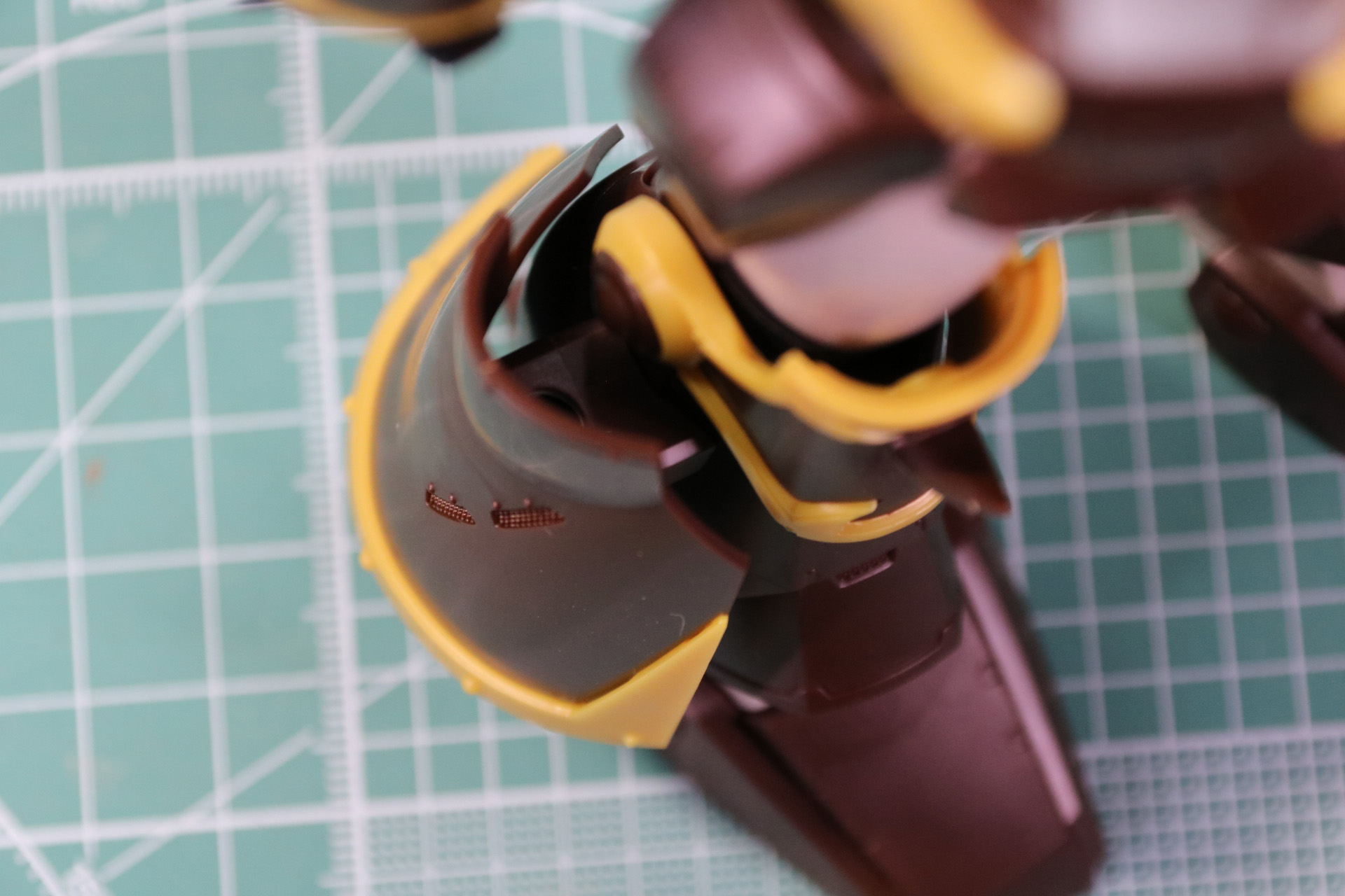 脚部左右のアーマーの内側に収納状態の槍を収める