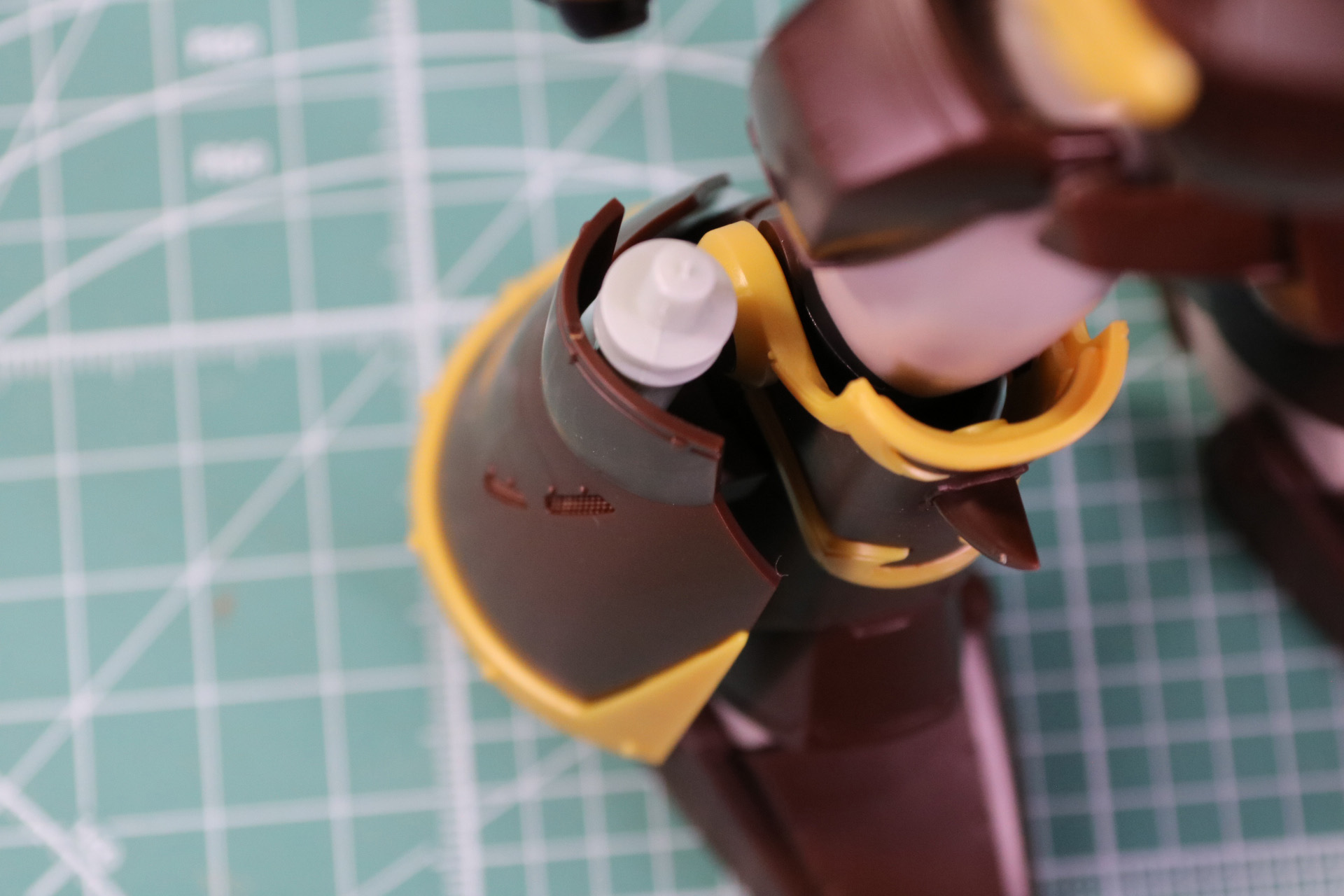 脚部左右のアーマーの内側に収納状態の槍を収める