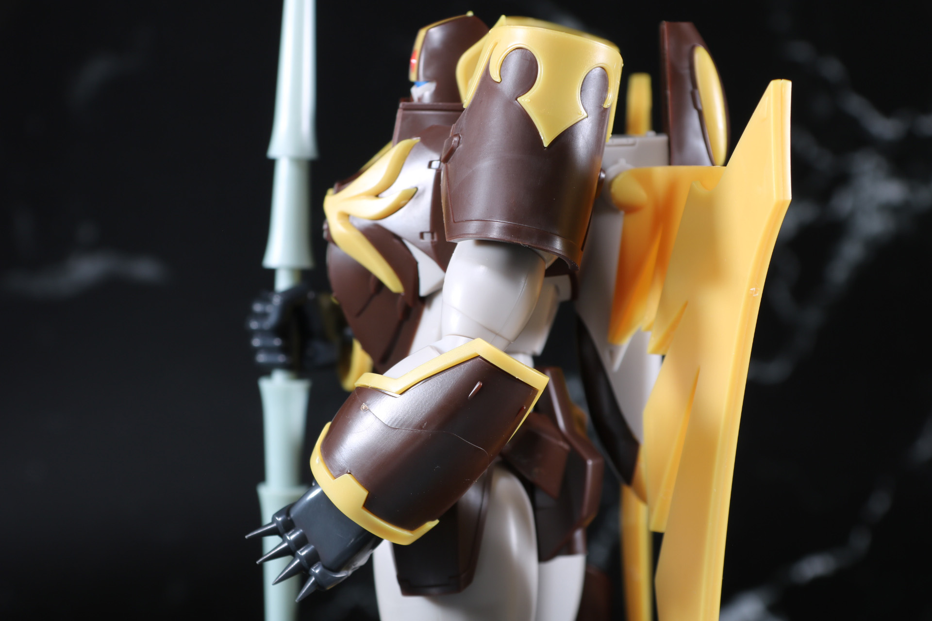 腕部もガッシリとした造形