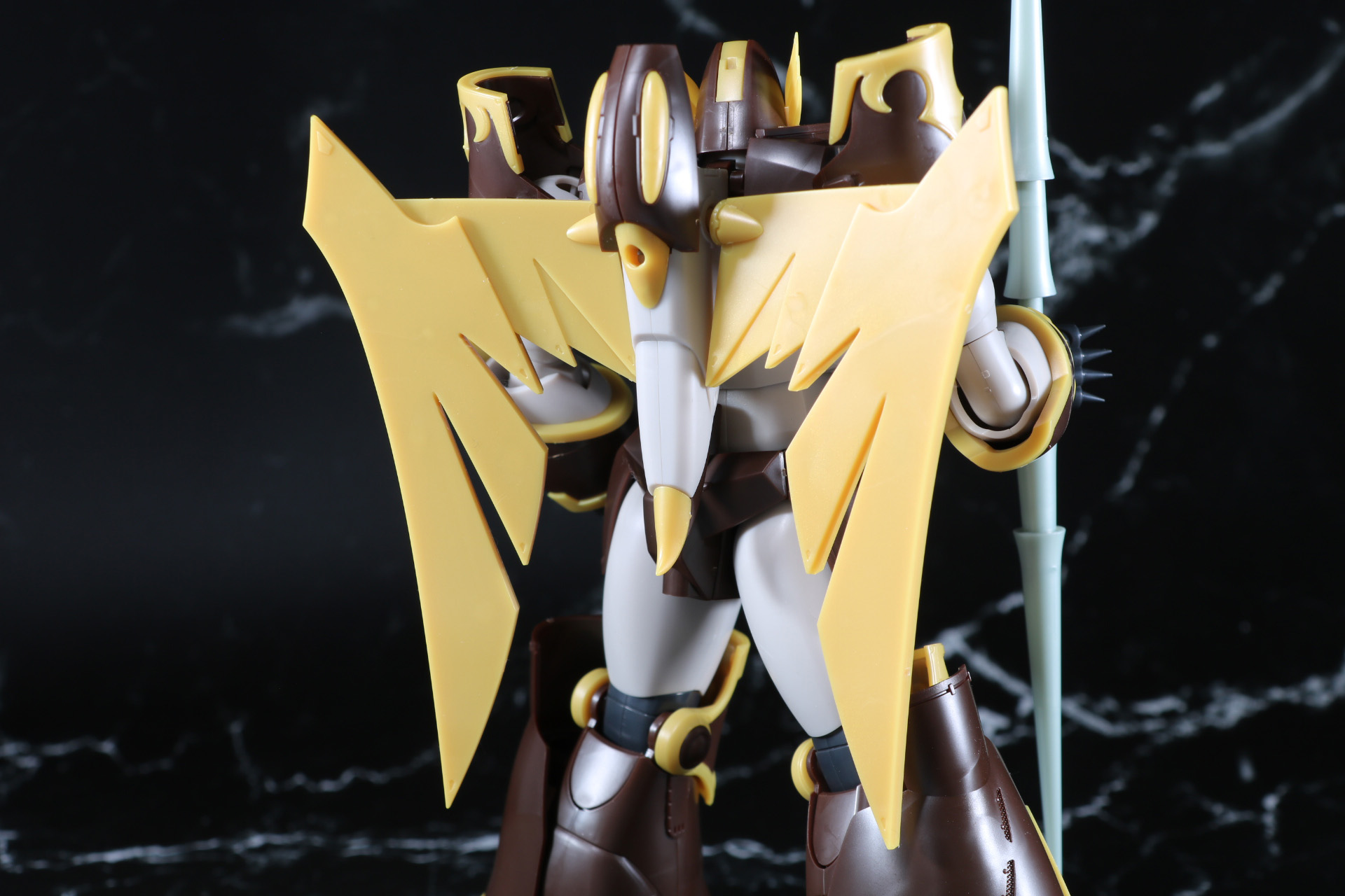 背面の翼も大きく存在感ある造形