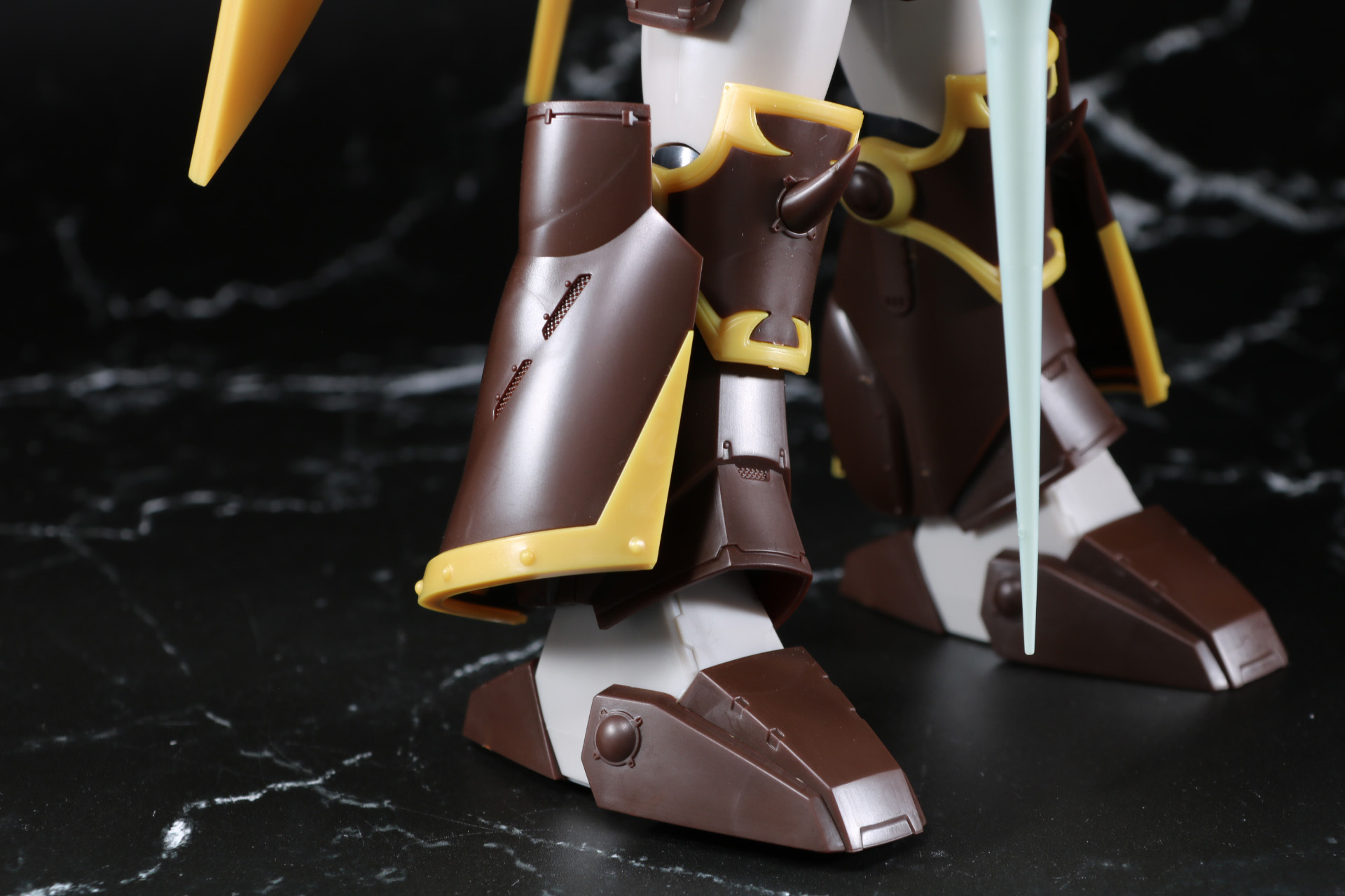 ビス止め造形や小さなスリットでアニメイメージを保ちつつ、立体物としての引き締まったディテールに