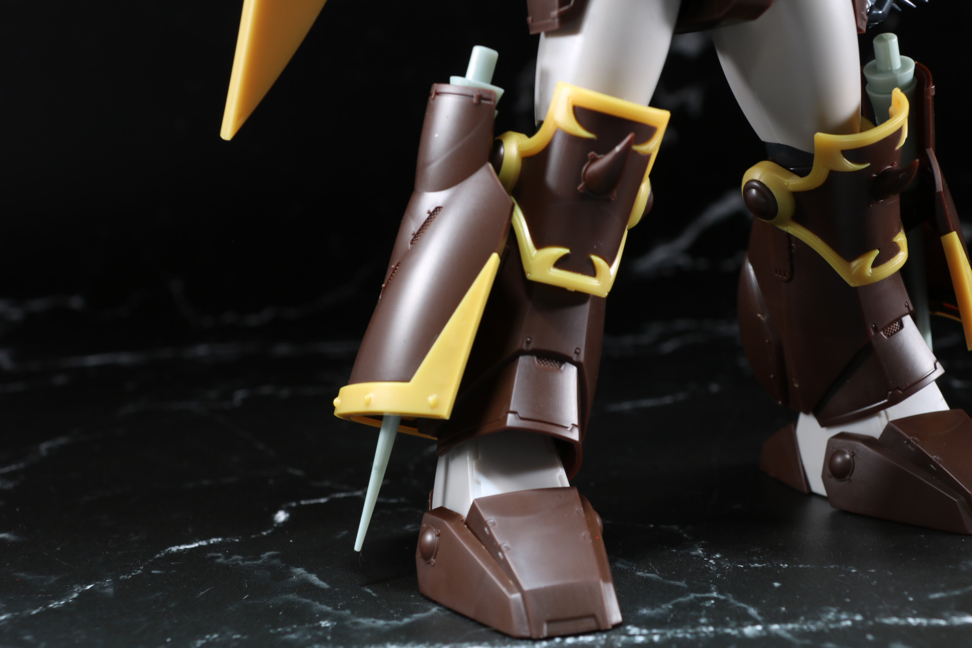 両脚のサイドに槍を収納することが可能