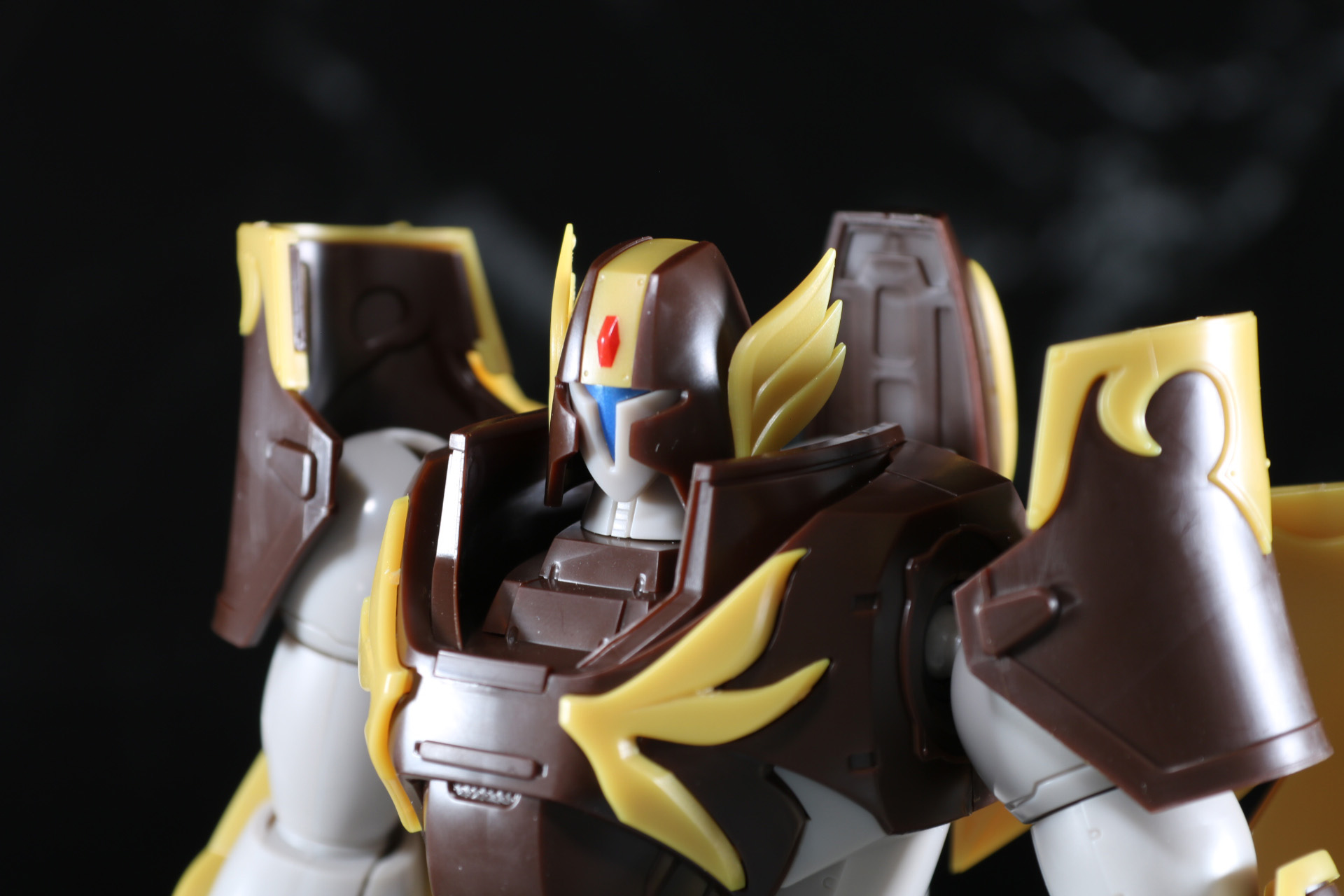 劇中同様に首元がスライドし、鉄鷲機との合体機構が再現されている