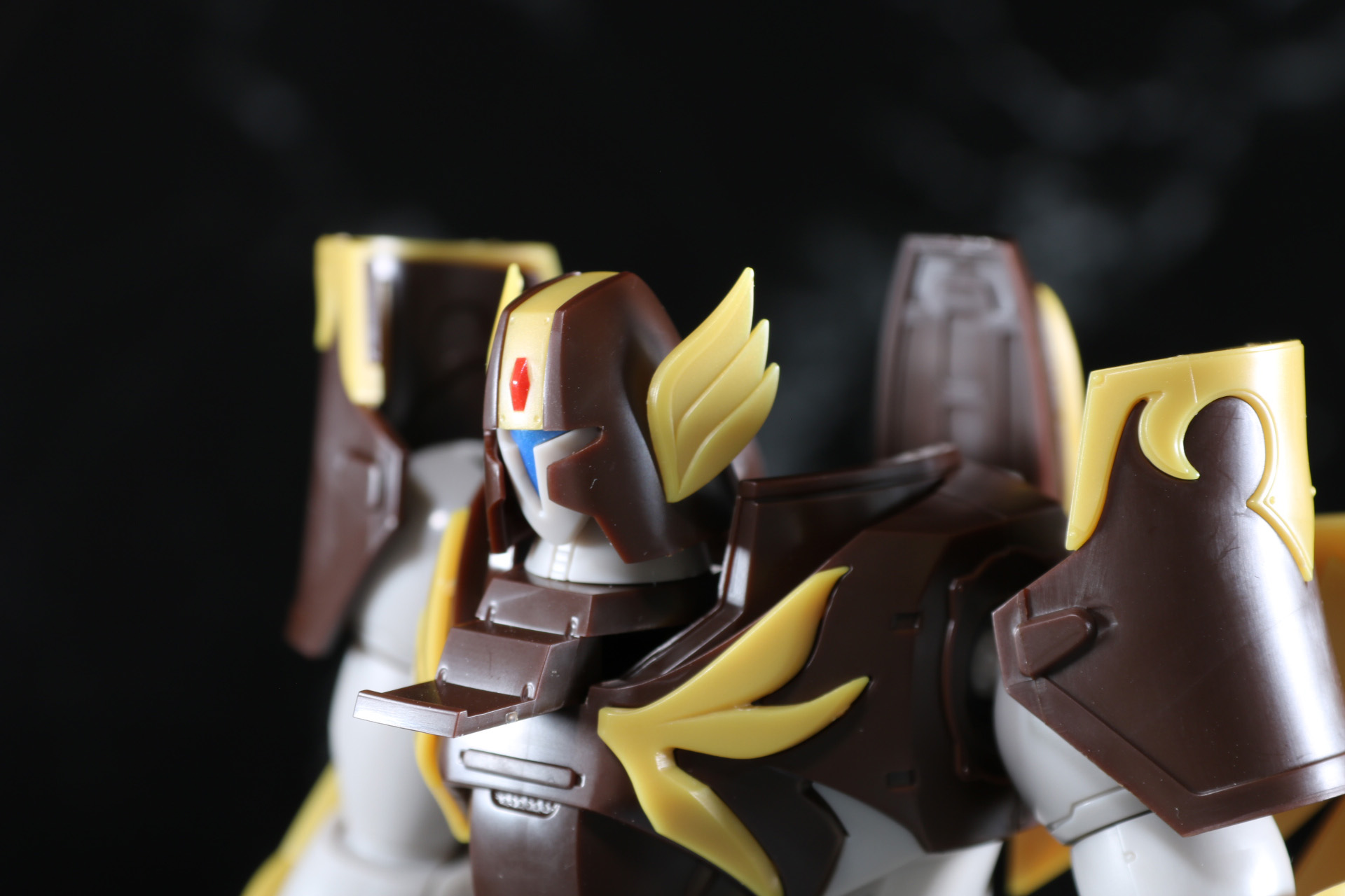 劇中同様に首元がスライドし、鉄鷲機との合体機構が再現されている