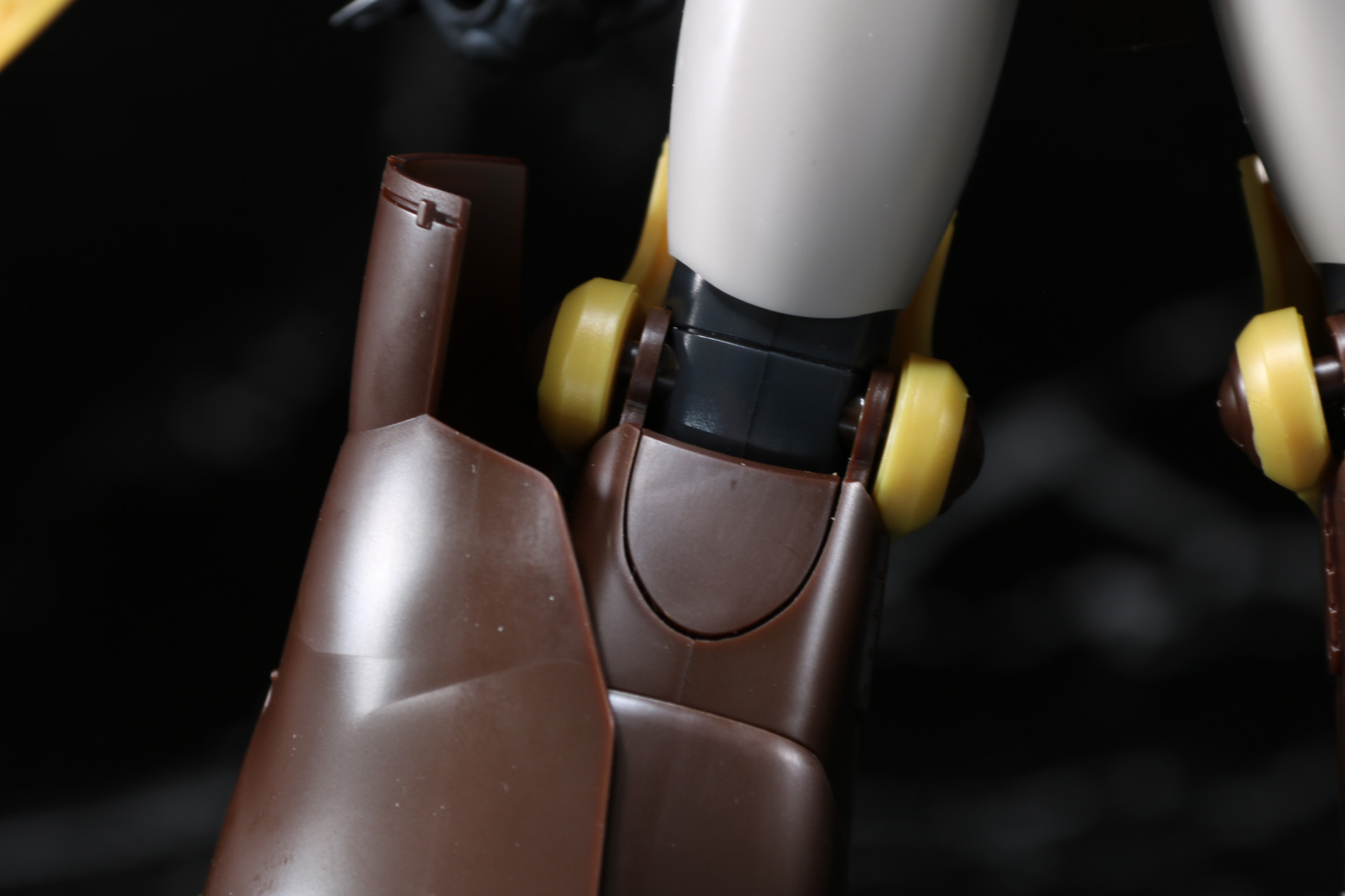 膝裏部分の半円形状パーツに独立可動が備わっており、大きく膝を曲げることができる。