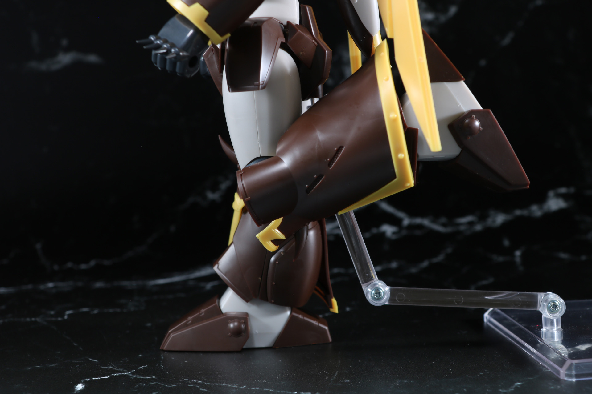 膝裏部分の半円形状パーツに独立可動が備わっており、大きく膝を曲げることができる。