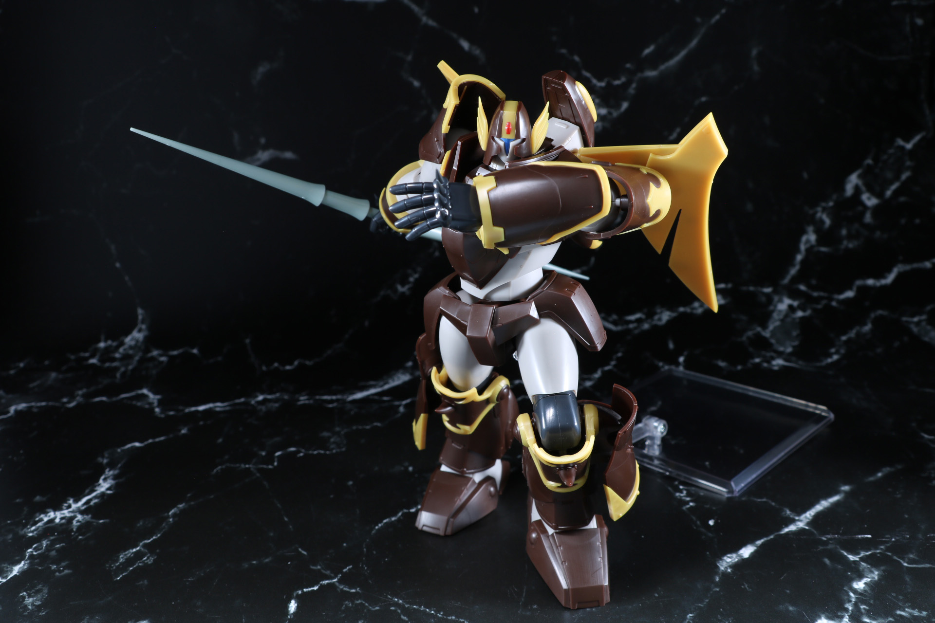 別売りの「THE シンプルスタンド」を使用することでアクションの幅が広がる