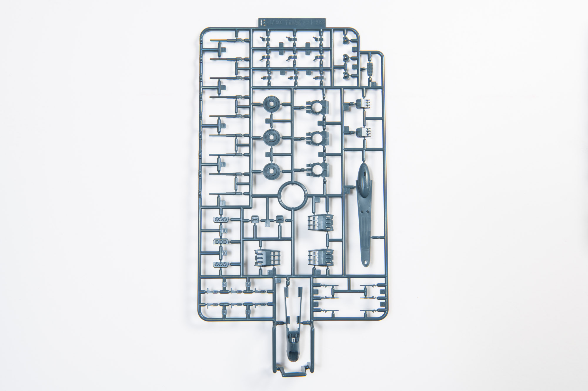 Eランナーは主砲、武装パーツ類。主砲内部のパーツが非常に細かいのでこちらも取り扱いに注意したい。