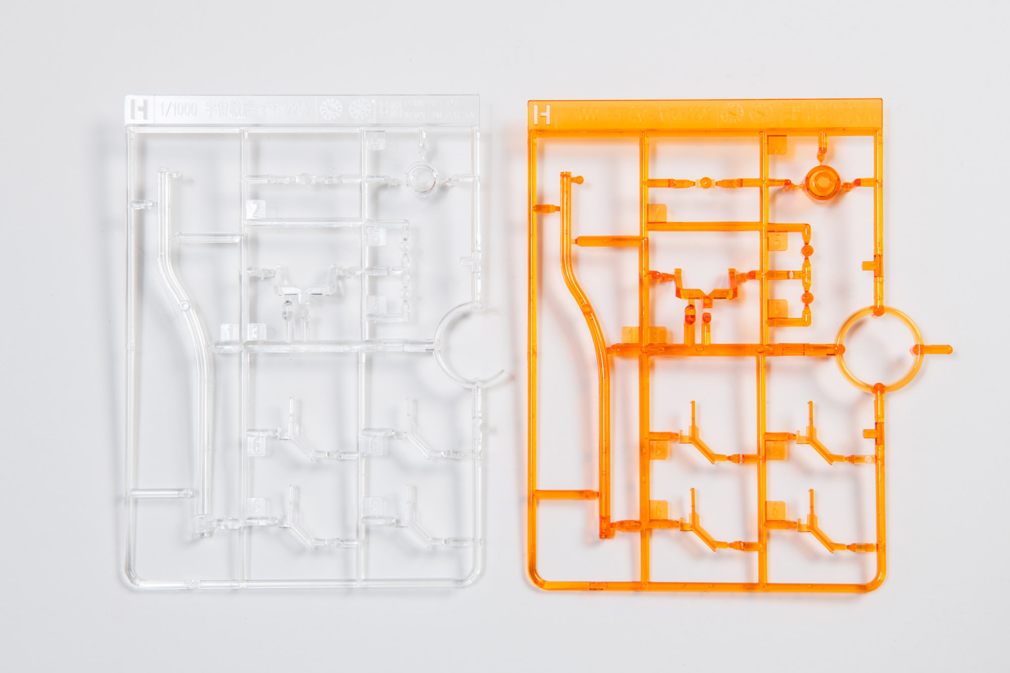 Hランナーは内部のクリアパーツ類。同じパーツ構成で2枚付属するが、使用するのはほとんどがオレンジ色のパーツで、無色のクリアパーツは艦載機の台座のみの使用となっている。