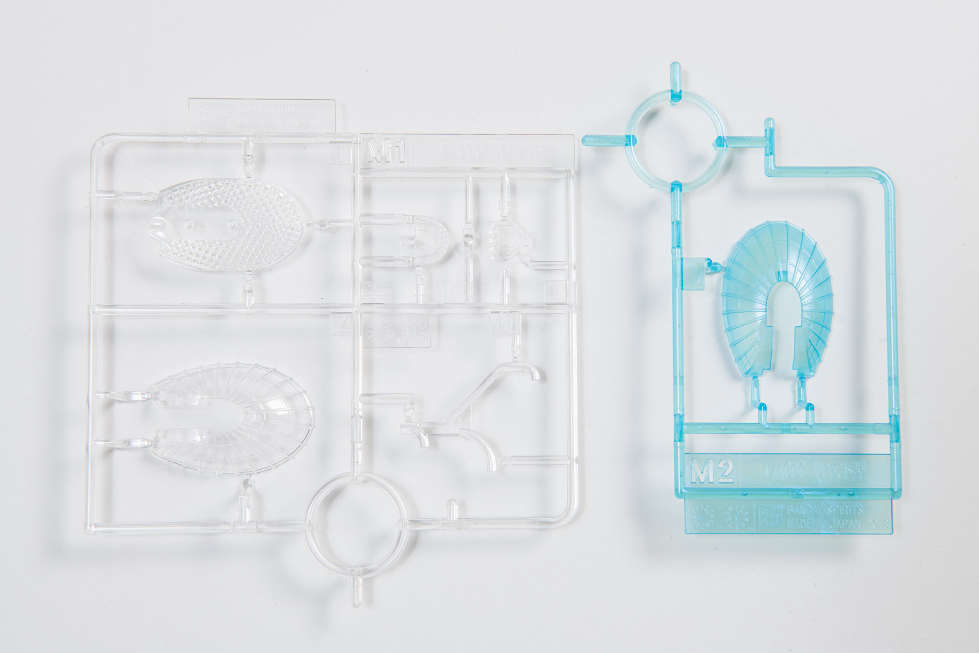 M1、M2ランナーは艦橋の研究施設のパーツ。クリアとブルーで選べる仕様になっている。