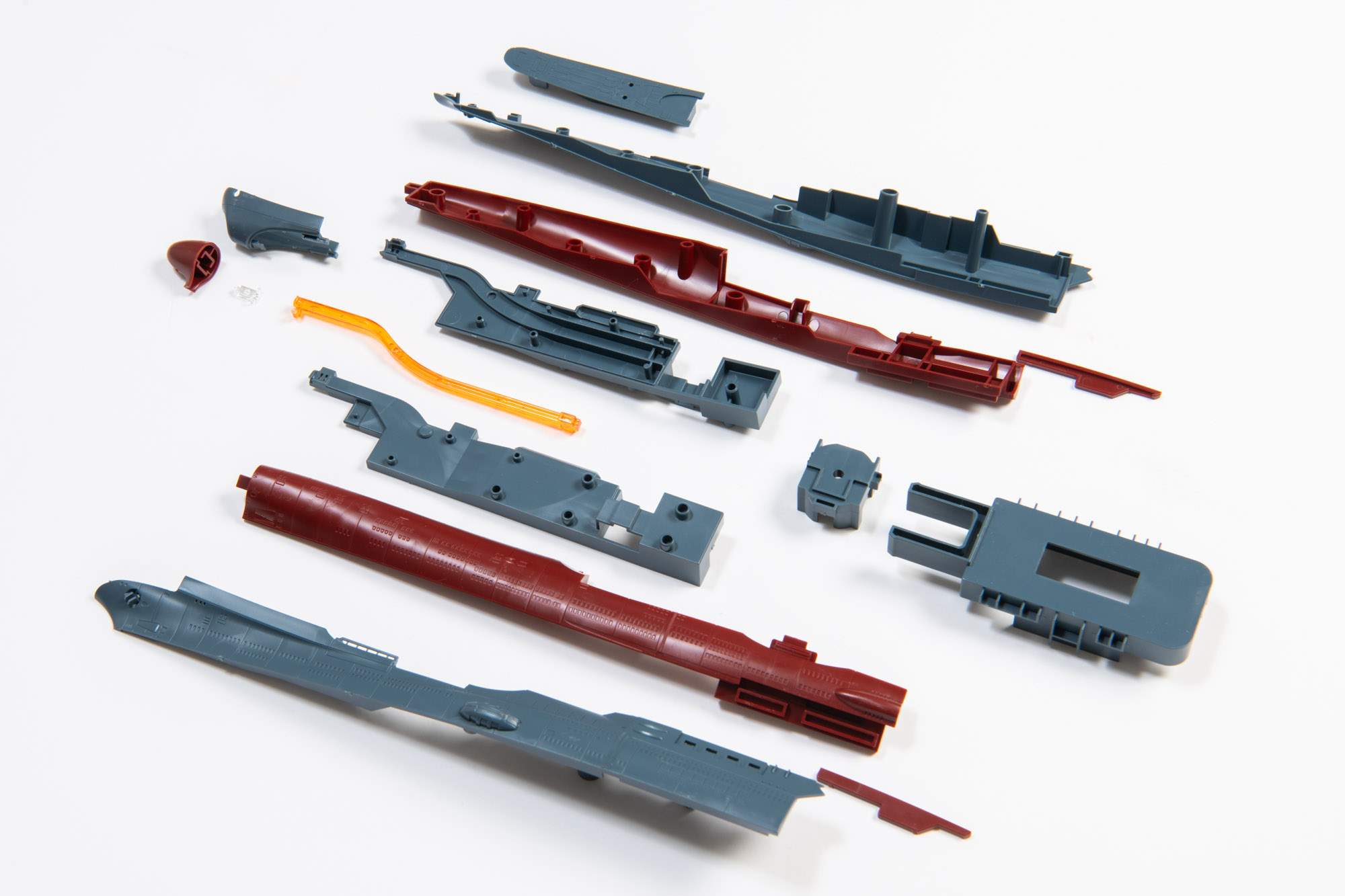 改めて船体前方のパーツ全景。非常に美しい曲線と側面のモールドを見てほしい。少ないパーツ数であっという間に完成してしまう。