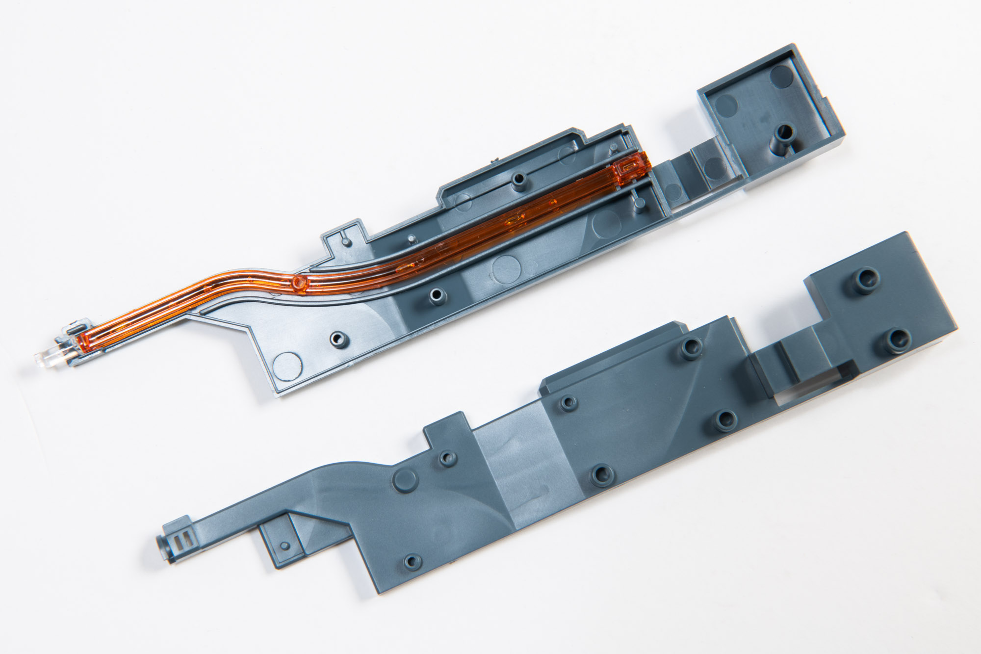 内部に別売りのLEDユニットを仕込めば点灯させることも可能。中はオレンジで先端はクリアパーツになっている。