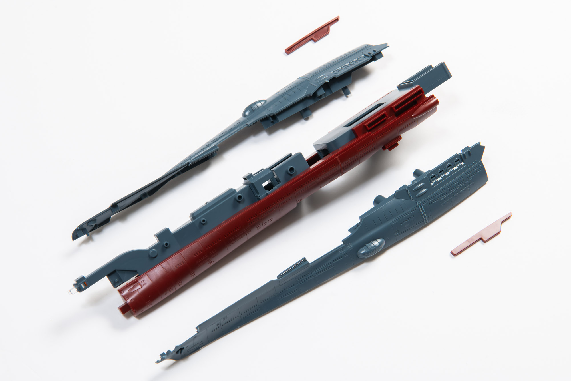 側面上部を組み込んだらほとんど船体前方は完成してしまう。改めてこの線の細かさを確認していただきたい。