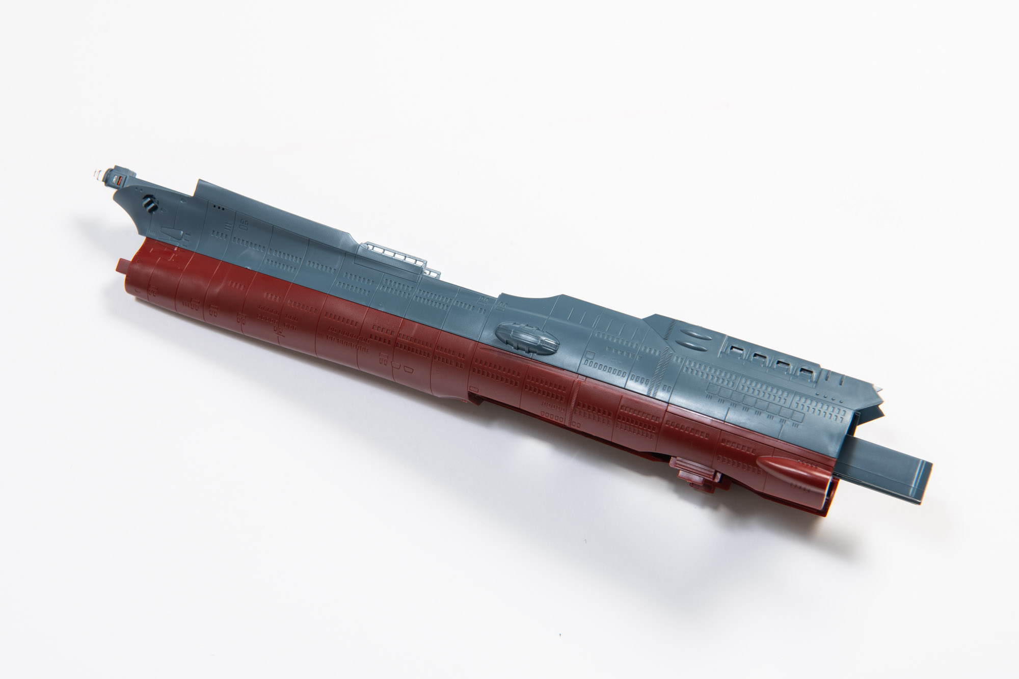 側面上部を組み込んだらほとんど船体前方は完成してしまう。改めてこの線の細かさを確認していただきたい。