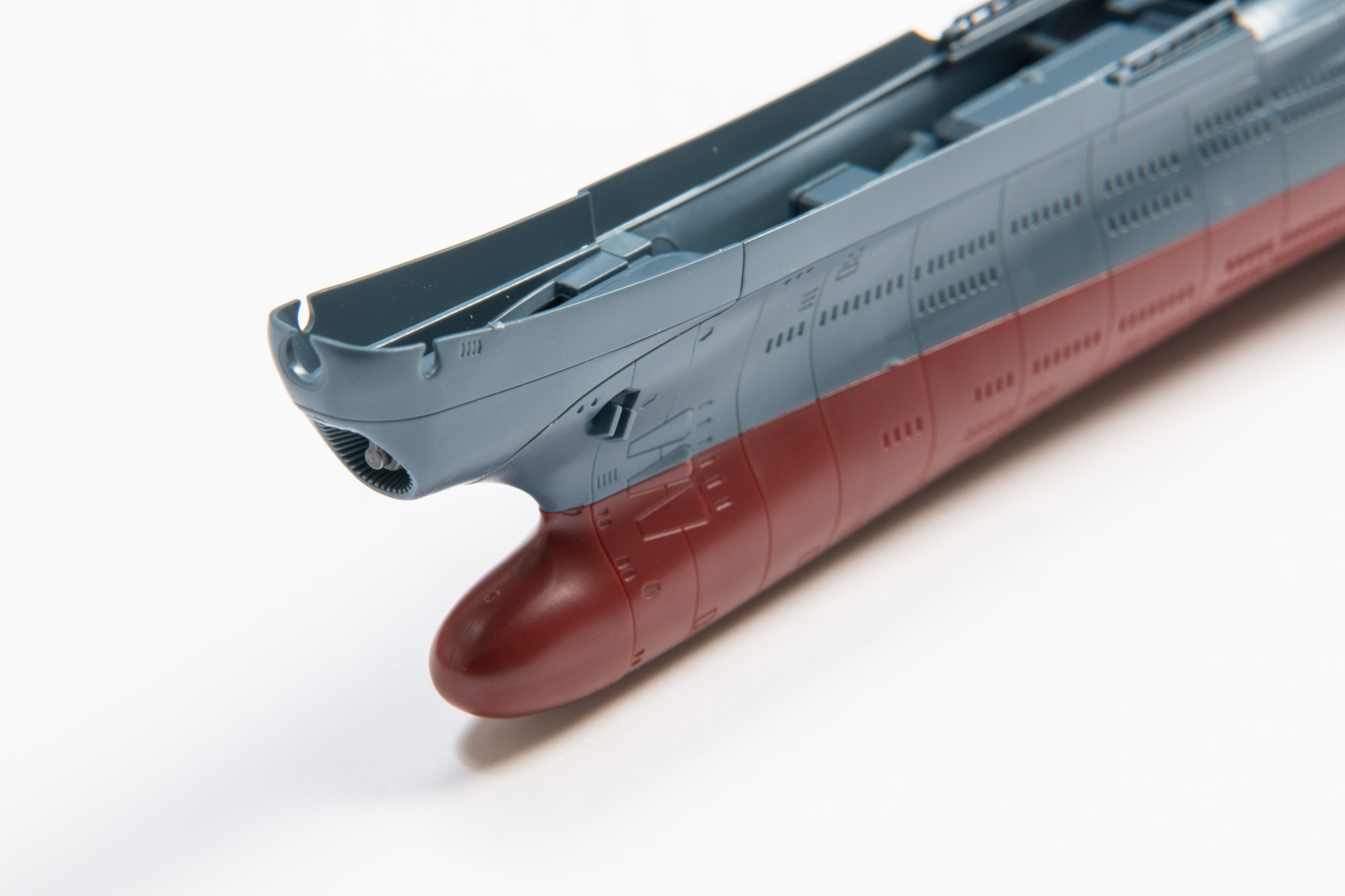 繋ぎ目も自然で美しいディテールの船首。甲板の線も細く作られている。