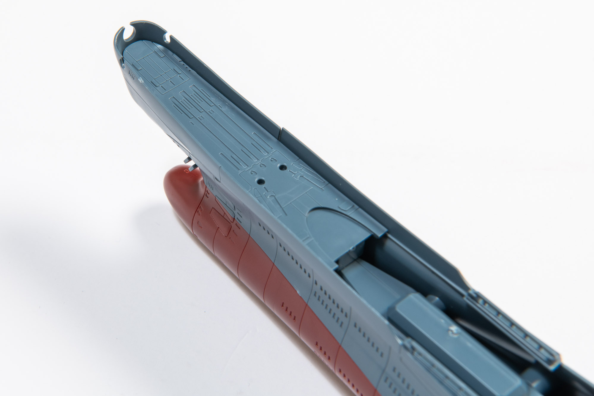 繋ぎ目も自然で美しいディテールの船首。甲板の線も細く作られている。