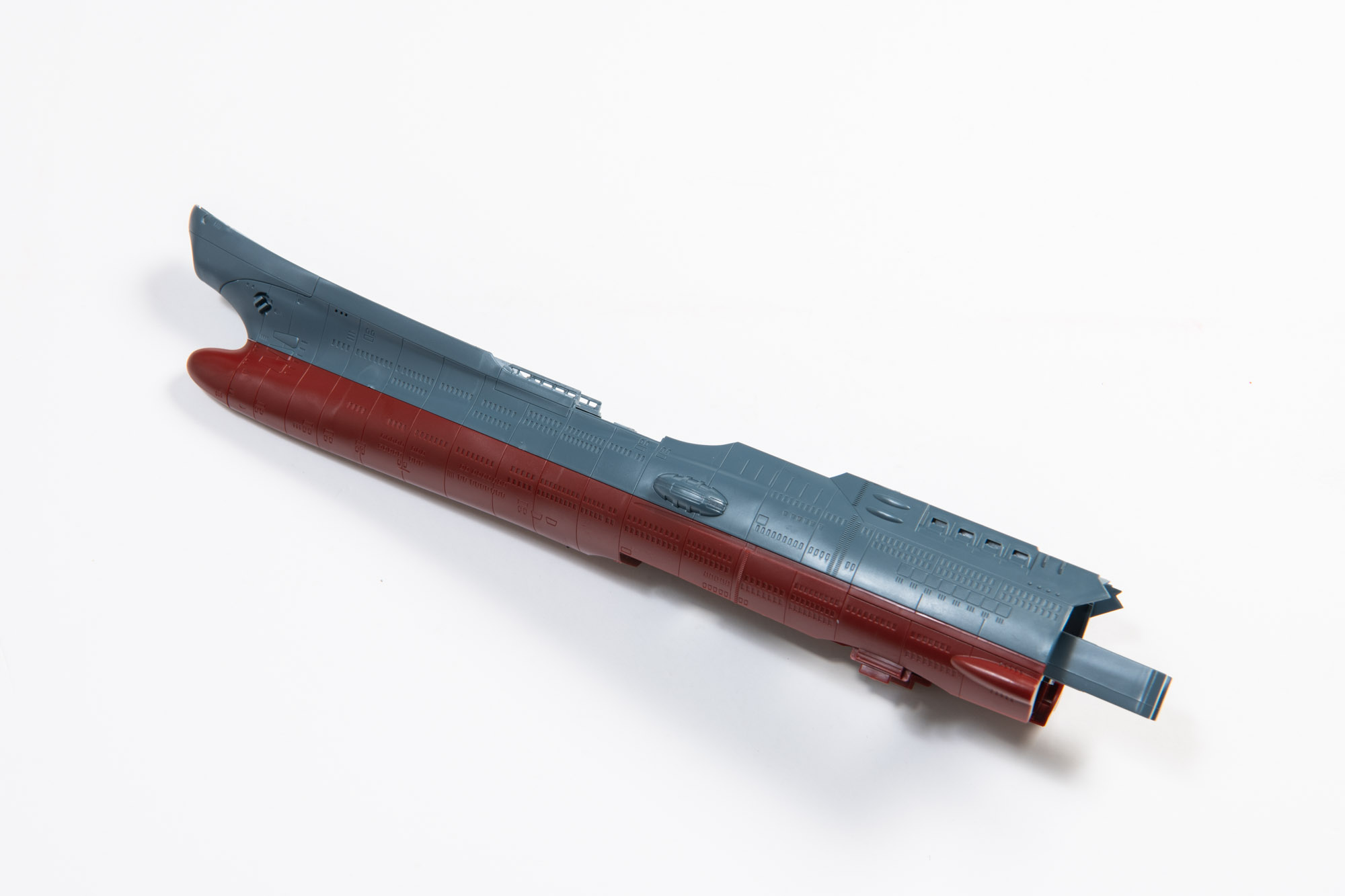 船体前方の完成。簡単なサイズ比較として隣にニッパーを置いてみた。