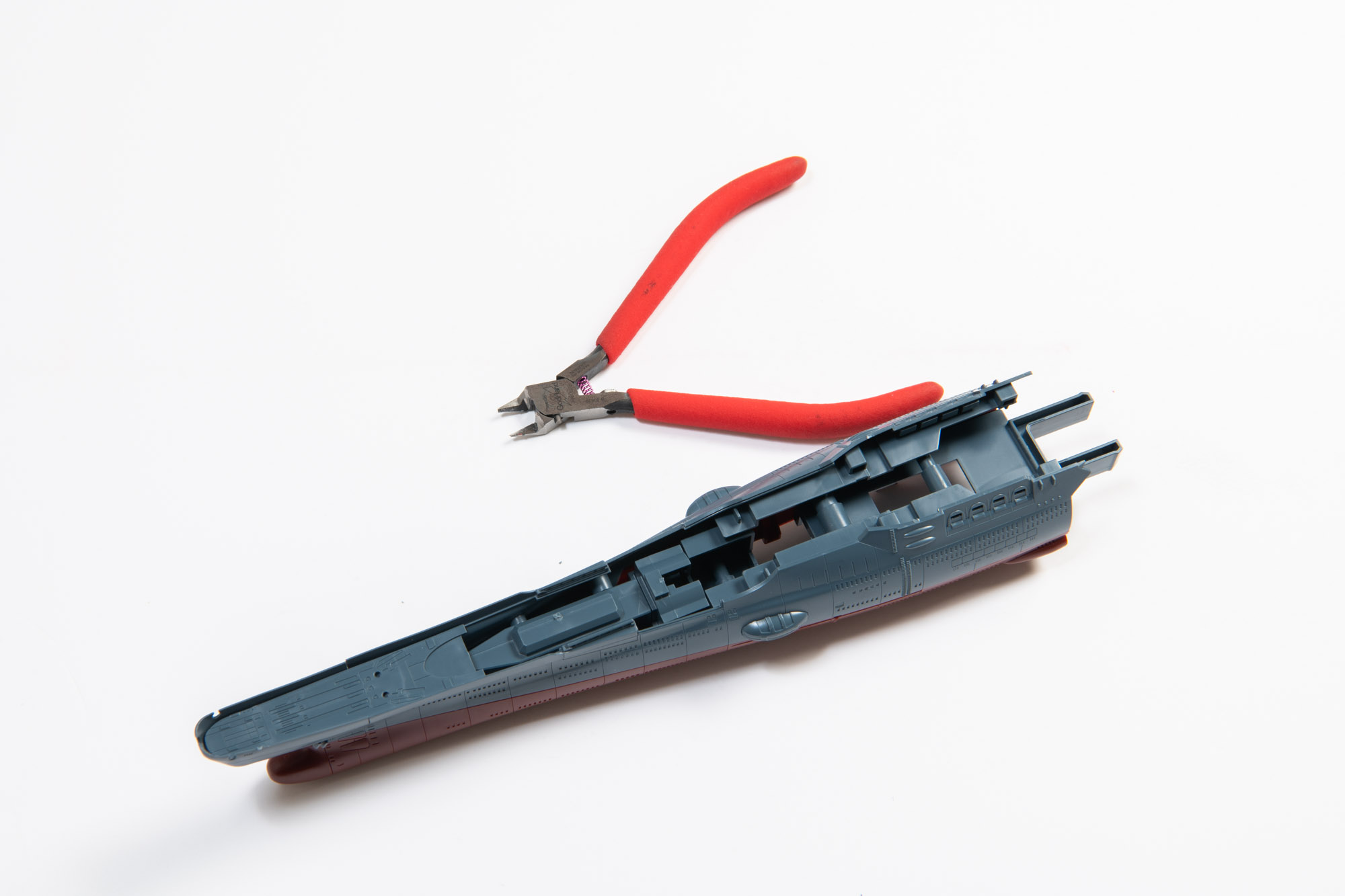 船体前方の完成。簡単なサイズ比較として隣にニッパーを置いてみた。