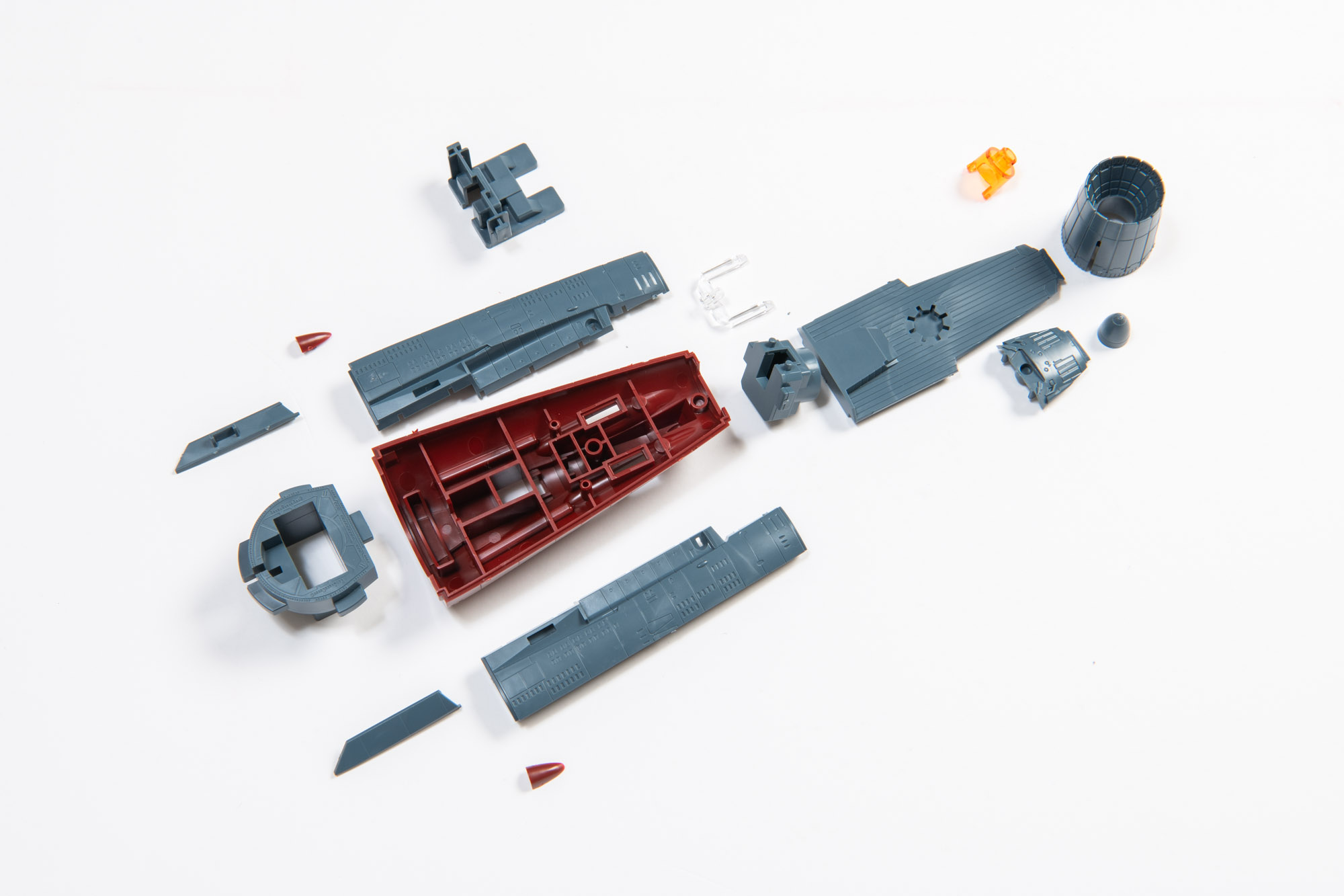 船体後方全景。こちらもパーツ数が少ないのが特徴だ。