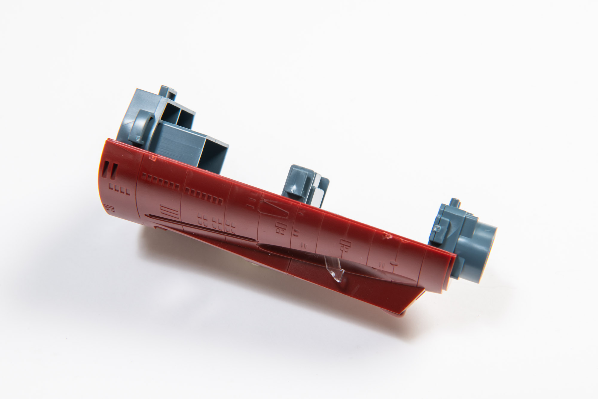 まずは底面部を組み立てていく。見えづらい底部の作り込みもしっかりとしている。