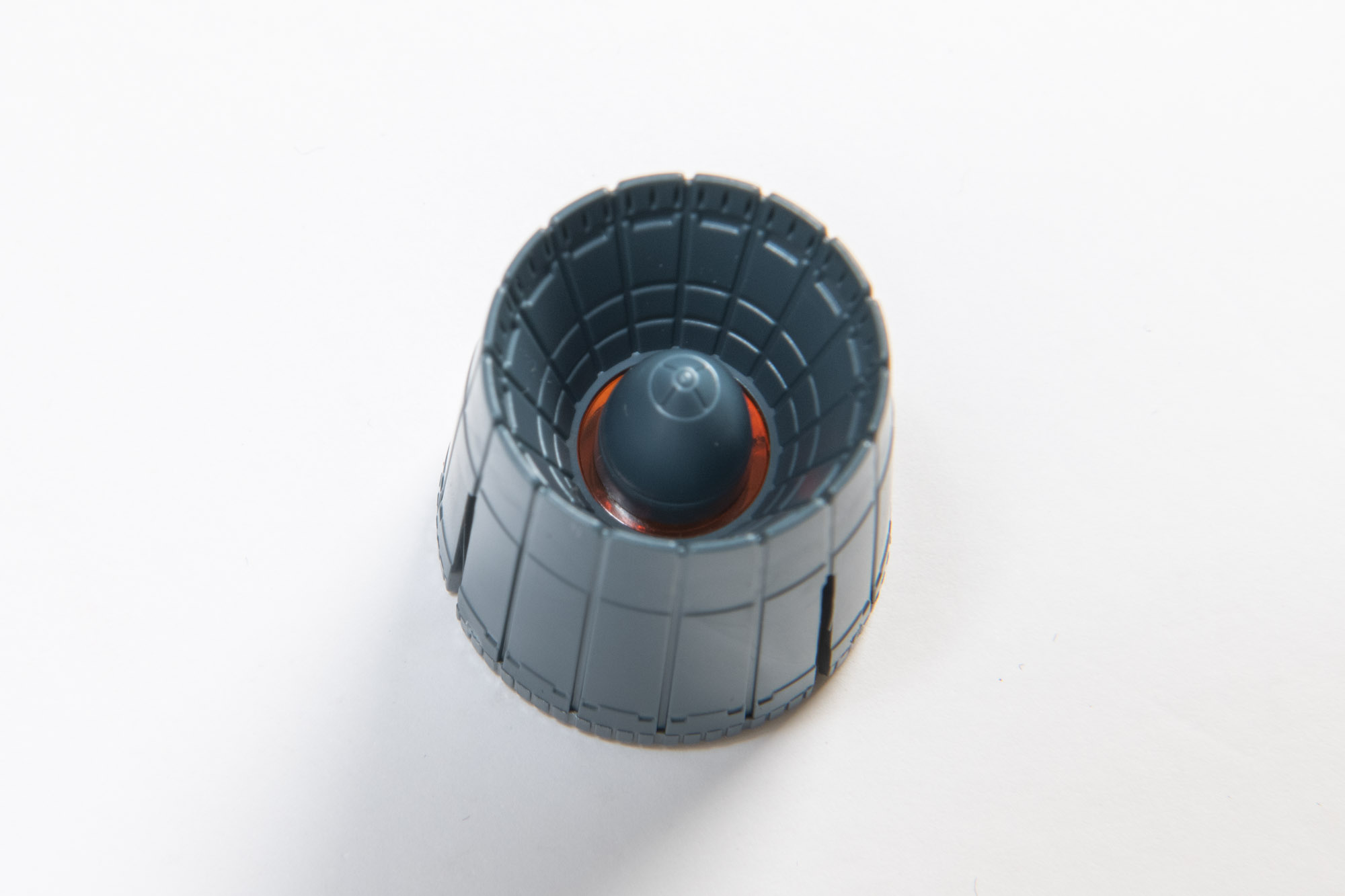 内部にオレンジのクリアパーツで主機の熱さを表現している。